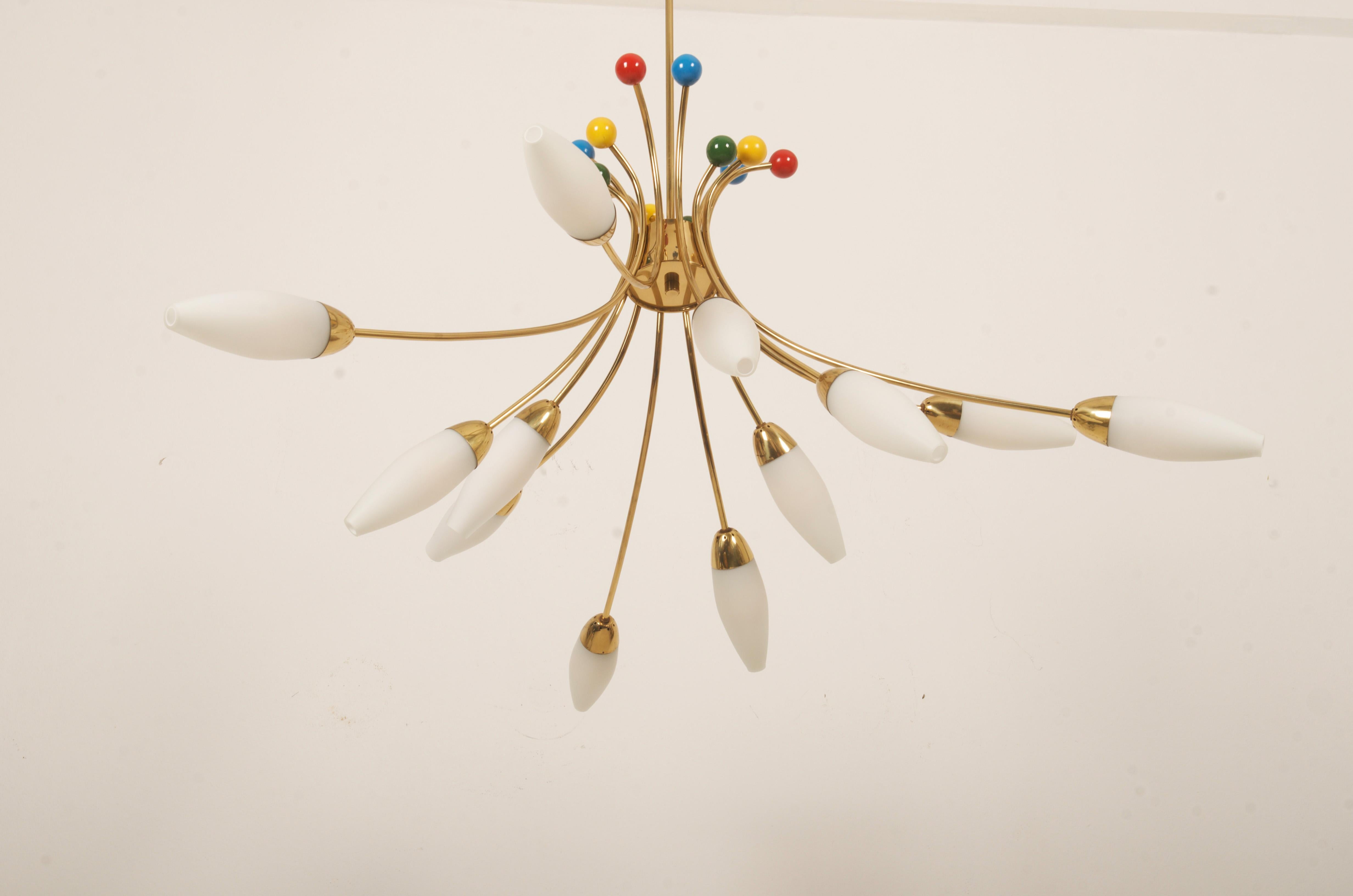 Lampadario di metà secolo in ottone e vetro opalino di Rupert Nikoll In condizioni buone in vendita a Vienna, AT