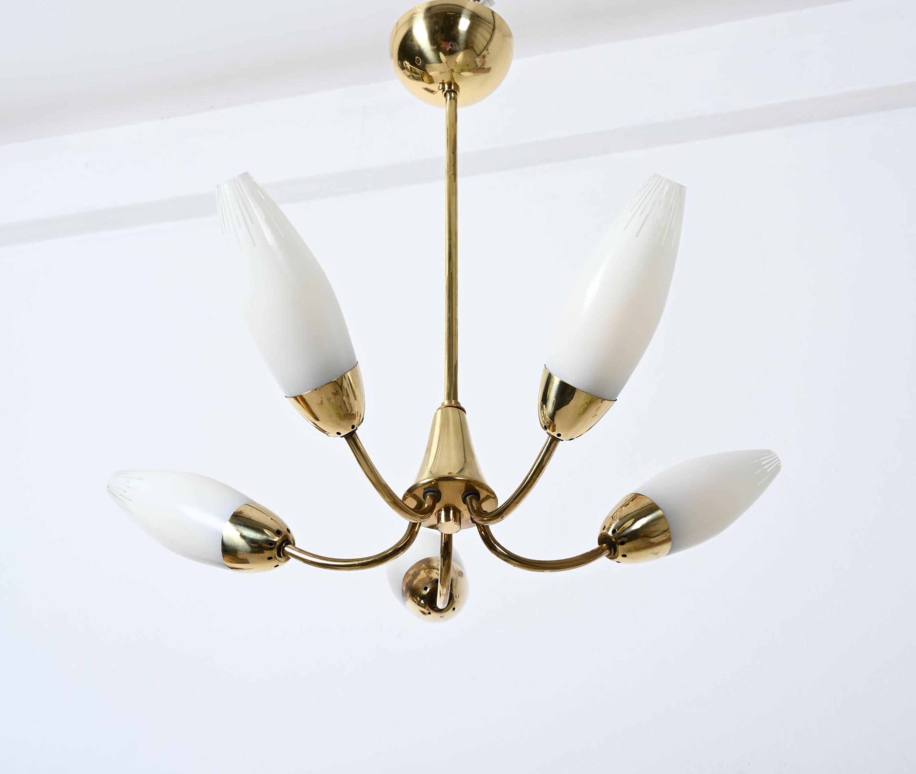 Lustre en verre opalin et laiton du milieu du siècle dernier de Rupert Nikoll Bon état - En vente à Vienna, AT