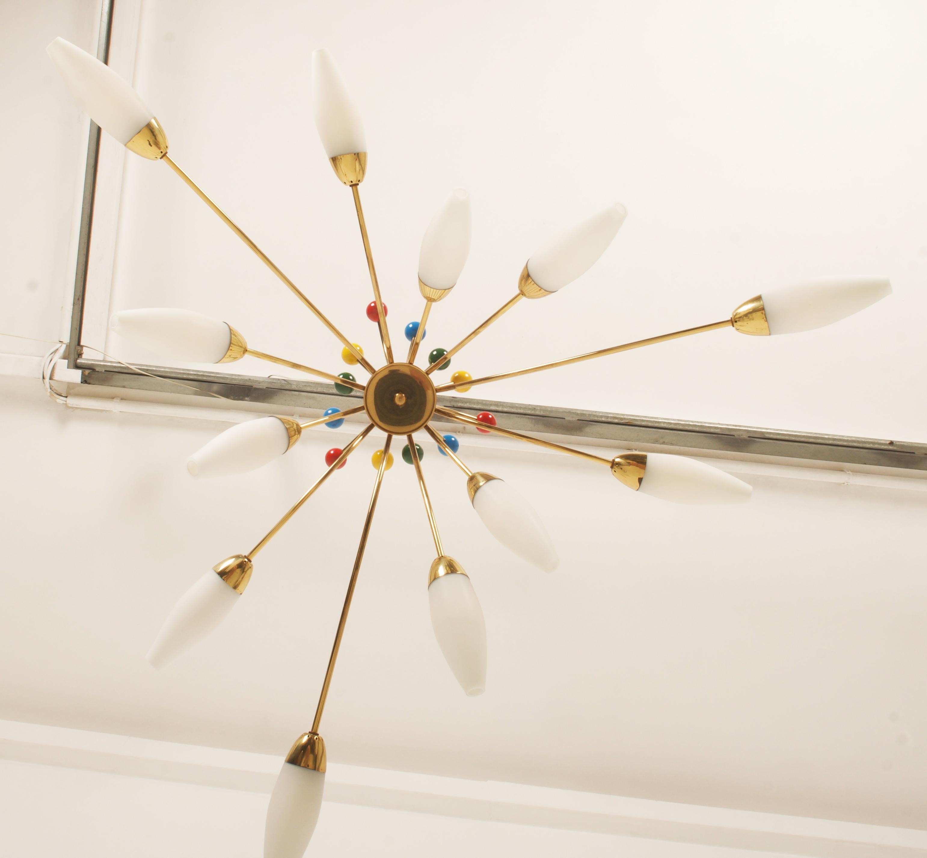 Metà XX secolo Lampadario di metà secolo in ottone e vetro opalino di Rupert Nikoll in vendita