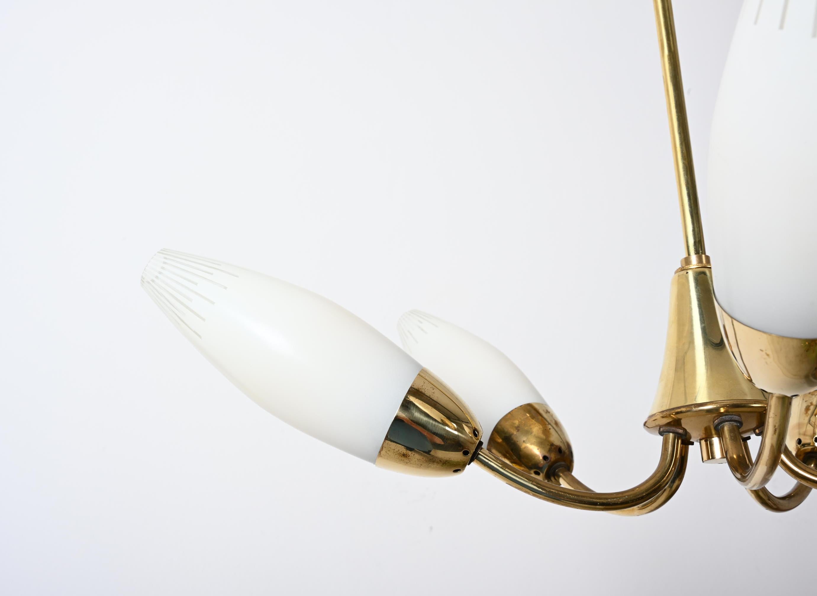 Milieu du XXe siècle Lustre en verre opalin et laiton du milieu du siècle dernier de Rupert Nikoll en vente