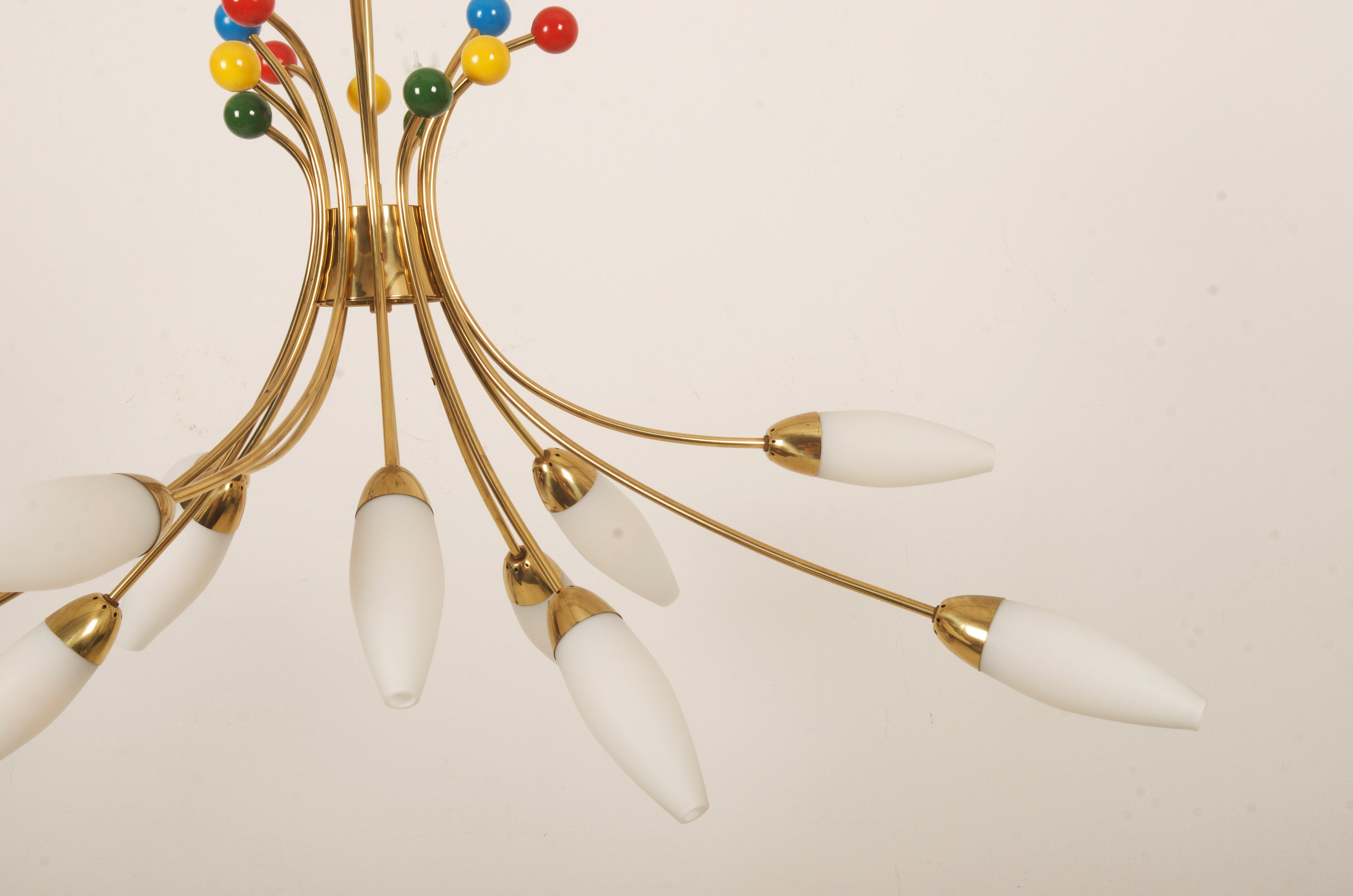 Ottone Lampadario di metà secolo in ottone e vetro opalino di Rupert Nikoll in vendita