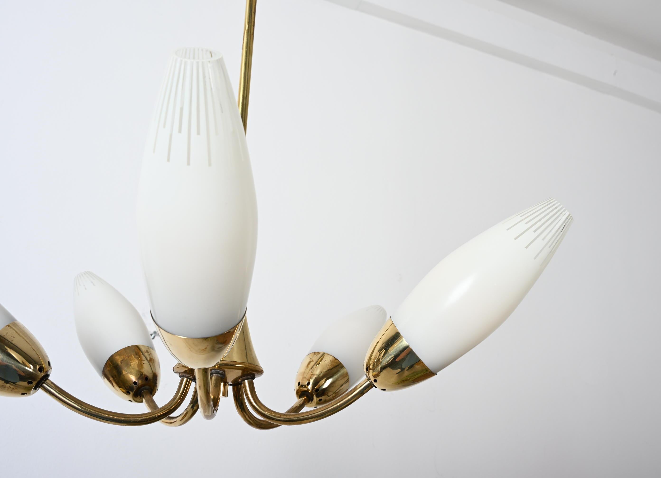 Laiton Lustre en verre opalin et laiton du milieu du siècle dernier de Rupert Nikoll en vente