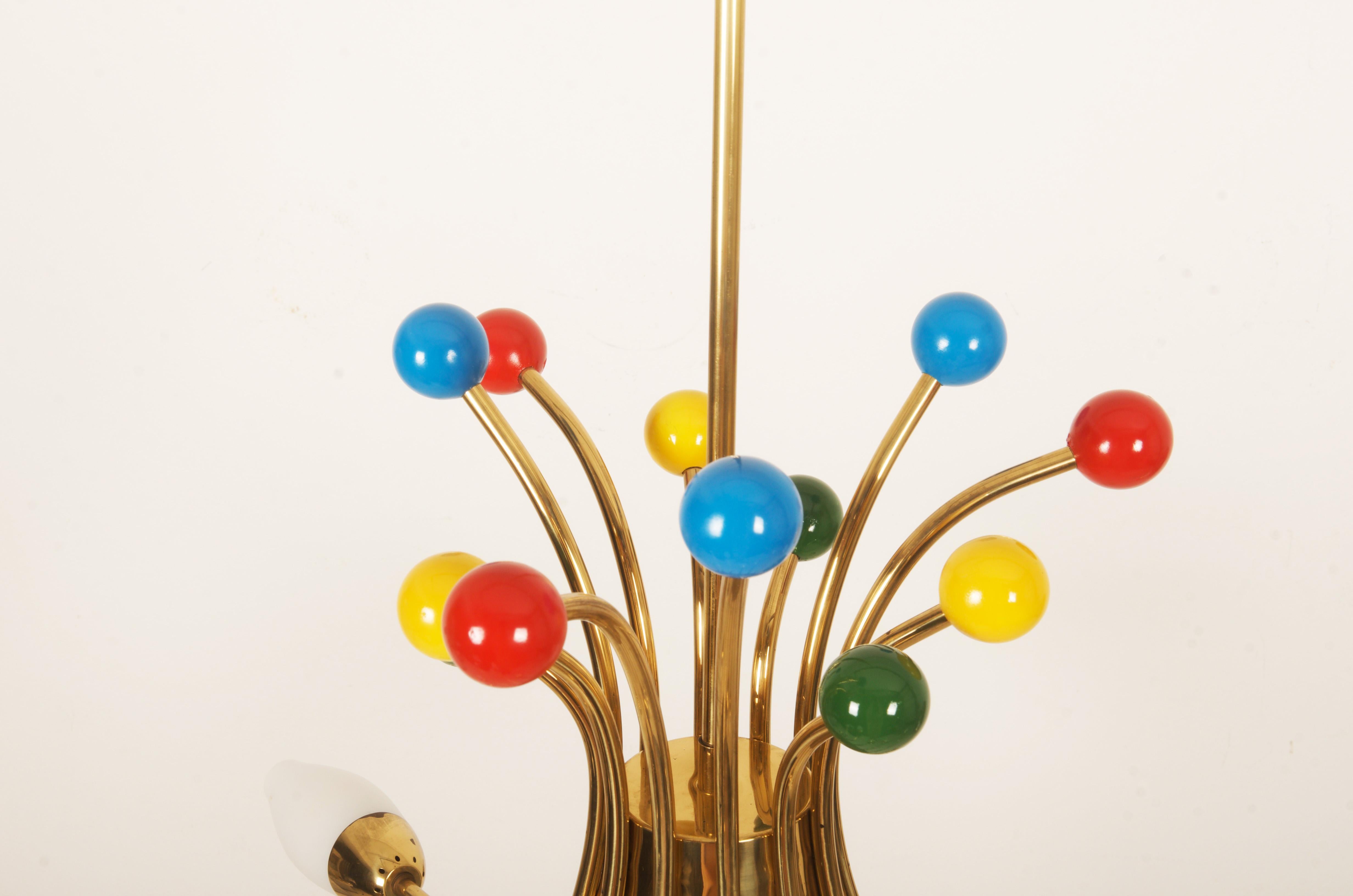 Lampadario di metà secolo in ottone e vetro opalino di Rupert Nikoll in vendita 1