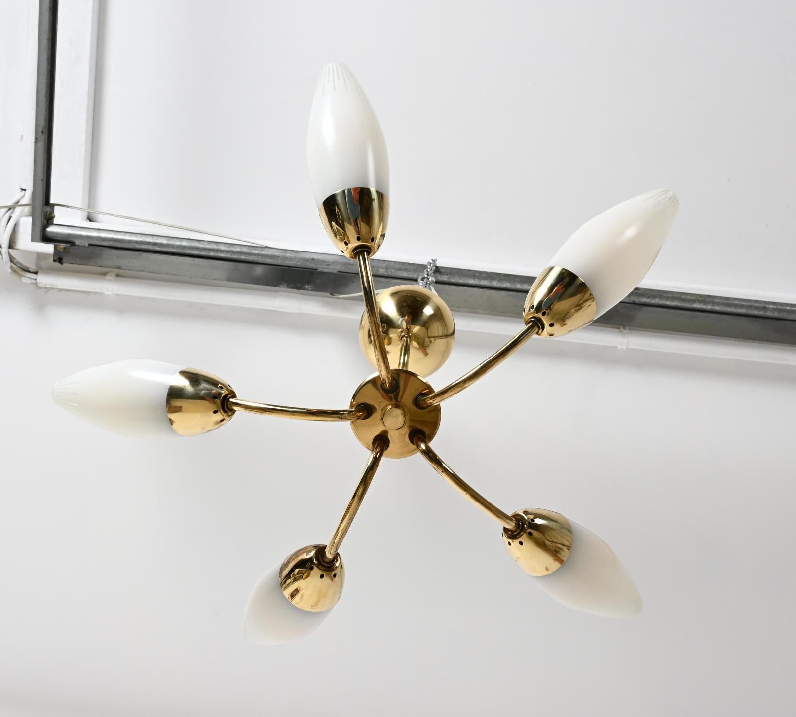 Lustre en verre opalin et laiton du milieu du siècle dernier de Rupert Nikoll en vente 1