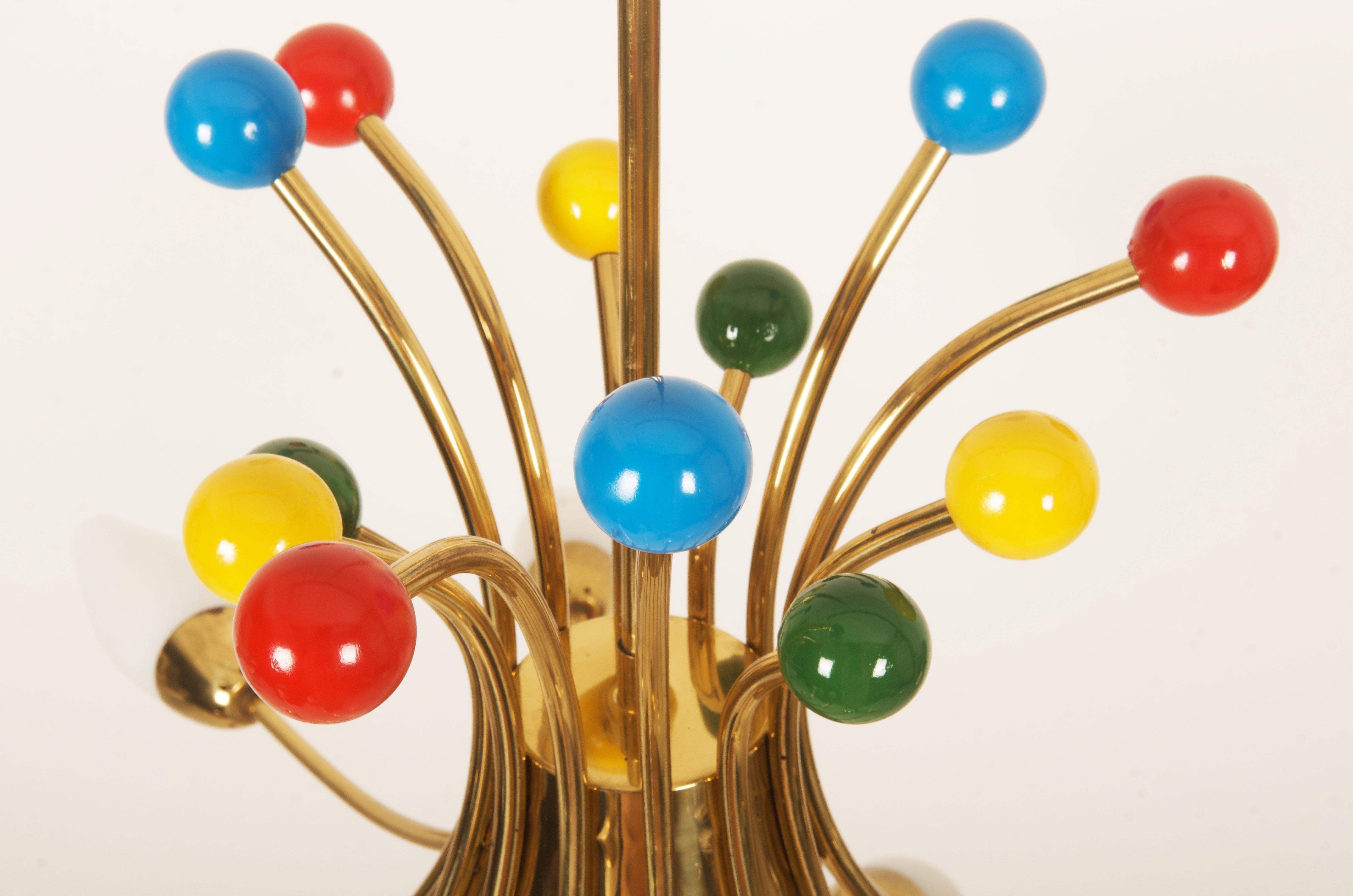 Lampadario di metà secolo in ottone e vetro opalino di Rupert Nikoll in vendita 2