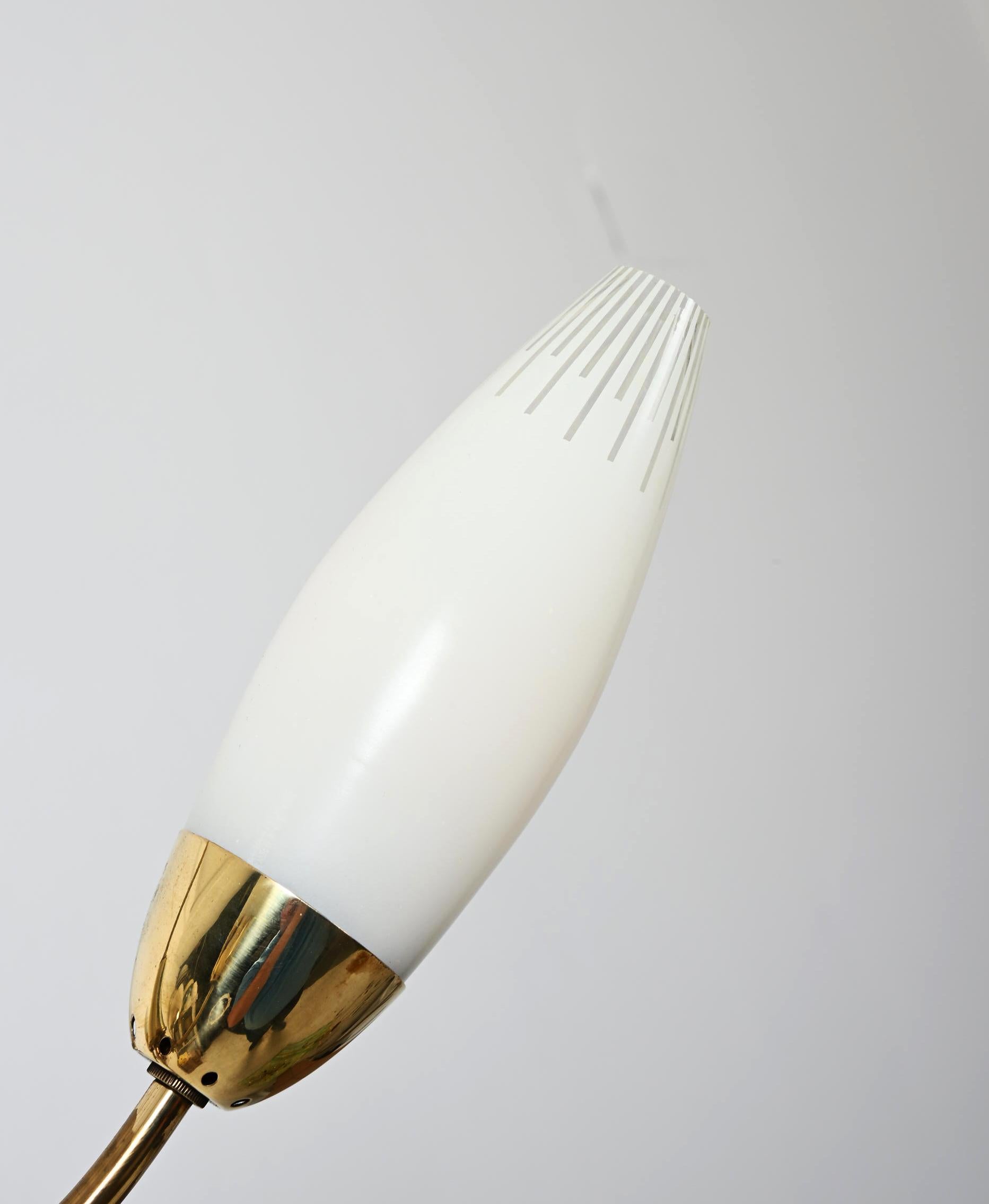 Lustre en verre opalin et laiton du milieu du siècle dernier de Rupert Nikoll en vente 2