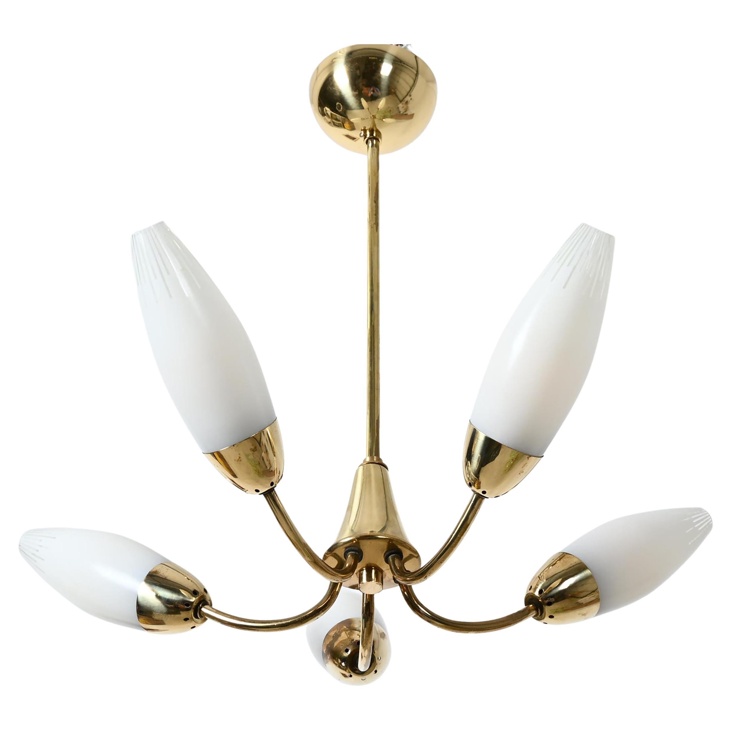 Araña de latón y cristal opalino de mediados de siglo de Rupert Nikoll