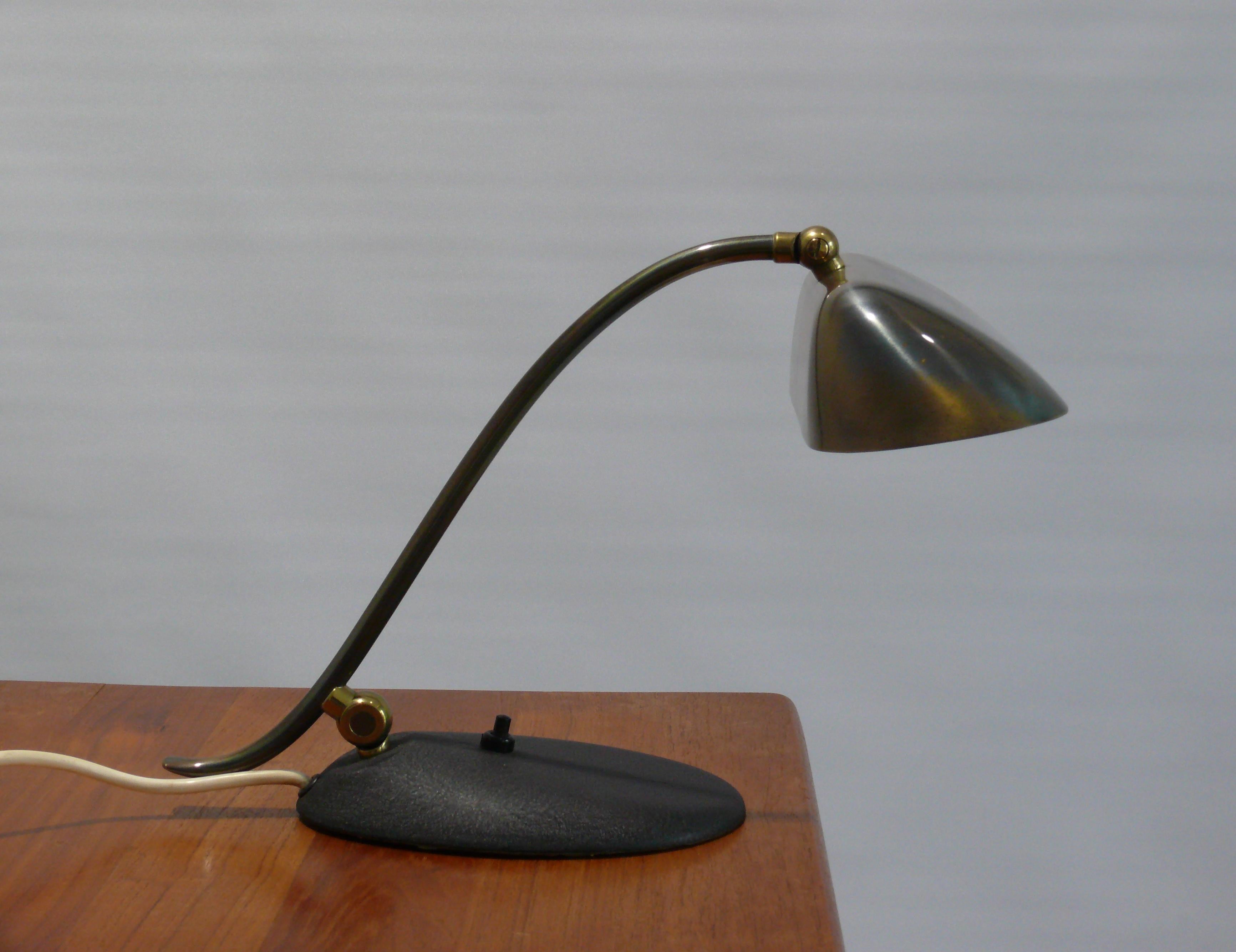 Sehr solide und seltene Klavierlampe aus Messing aus den 1950er - 1960er Jahren. Die Lampe hat kein Label des Herstellers mehr. Es handelt sich aber entweder um eine Lampe der Firma JBS (Joseph Brumberg Sundern) oder um eine Klavierlampe der