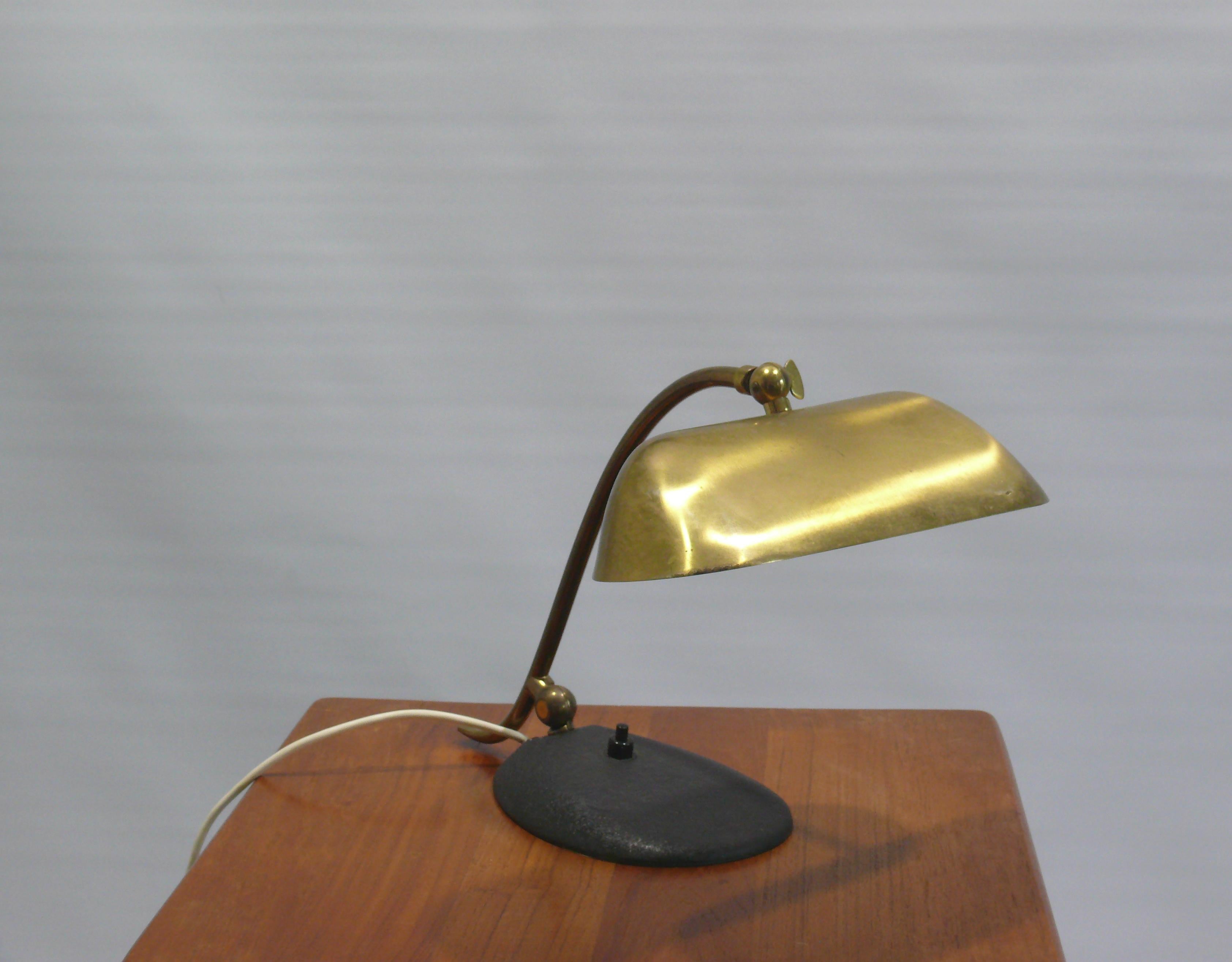 Très solide et rare lampe de piano en laiton des années 1950 - 1960. La lampe ne porte plus le Label du fabricant. Mais il s'agit soit d'une lampe de la société JBS (Joseph Brumberg Sundern), soit d'une lampe à piano de la société suédoise ORO.
La