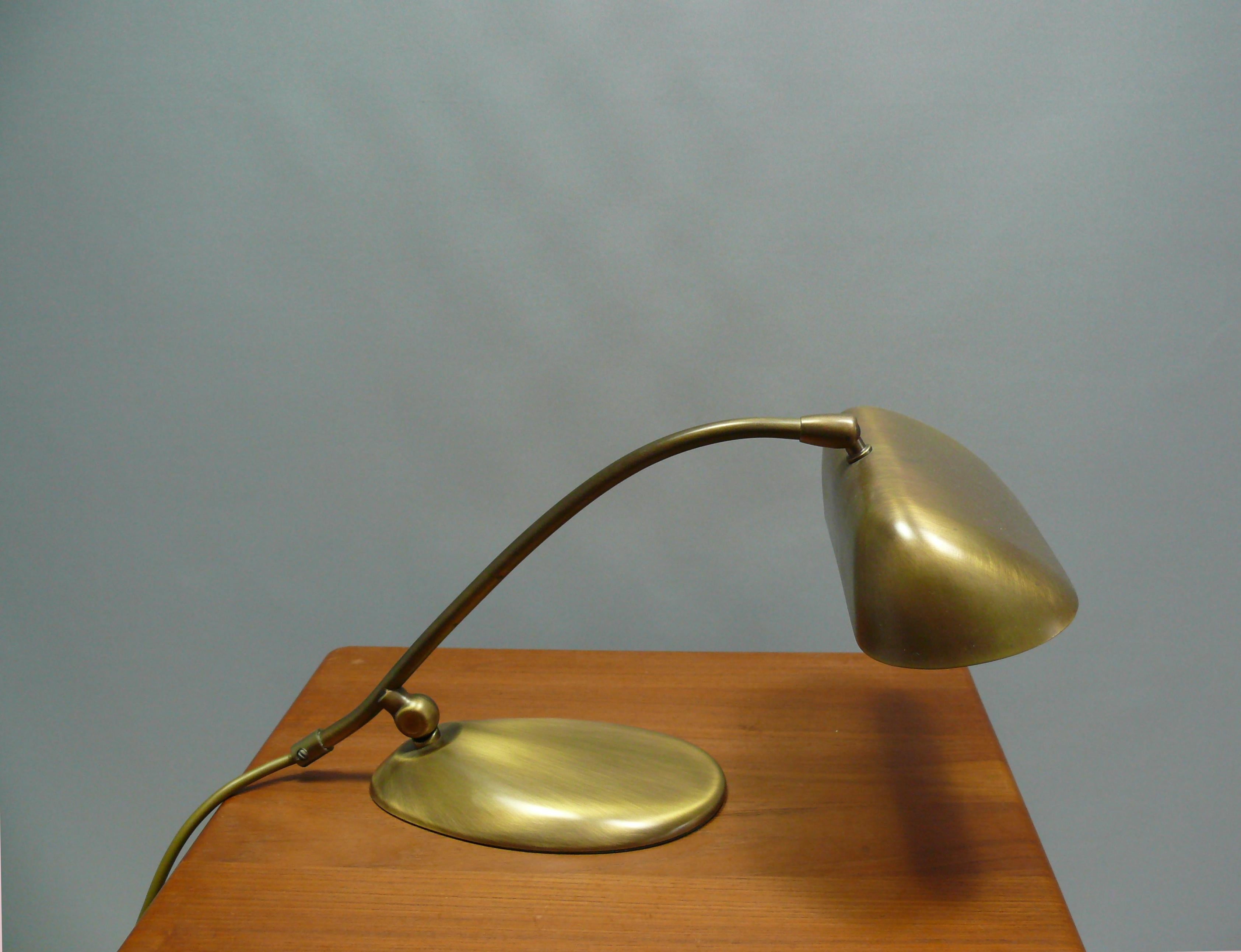 Very solid and rare piano lamp made of burnished and brushed brass from the company JBS (Joseph Brumberg Sundern), West Germany, approx. 1960s - 1970s. The lamp impresses with its organic shape. The lamp is made of brass with a heavy metal base. The