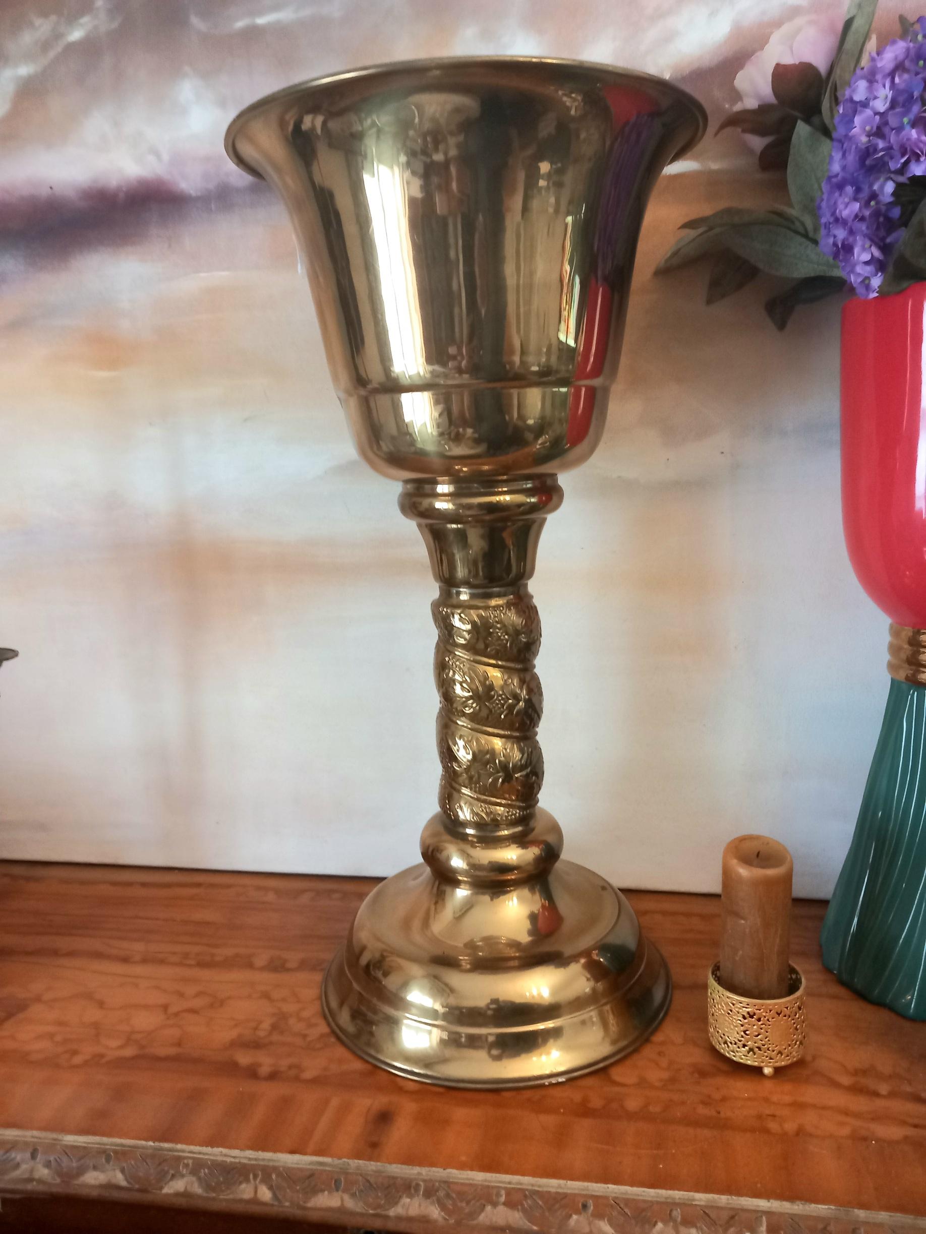 Planter for floor shaped brass cup or chalice Solomonic column For Sale 6