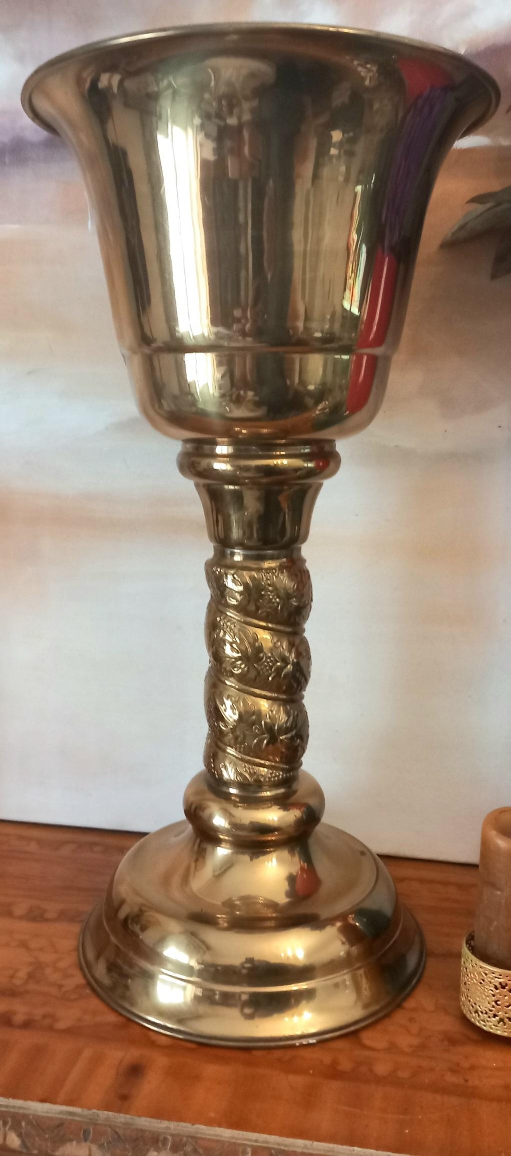 Planter for floor shaped brass cup or chalice Solomonic column For Sale 7