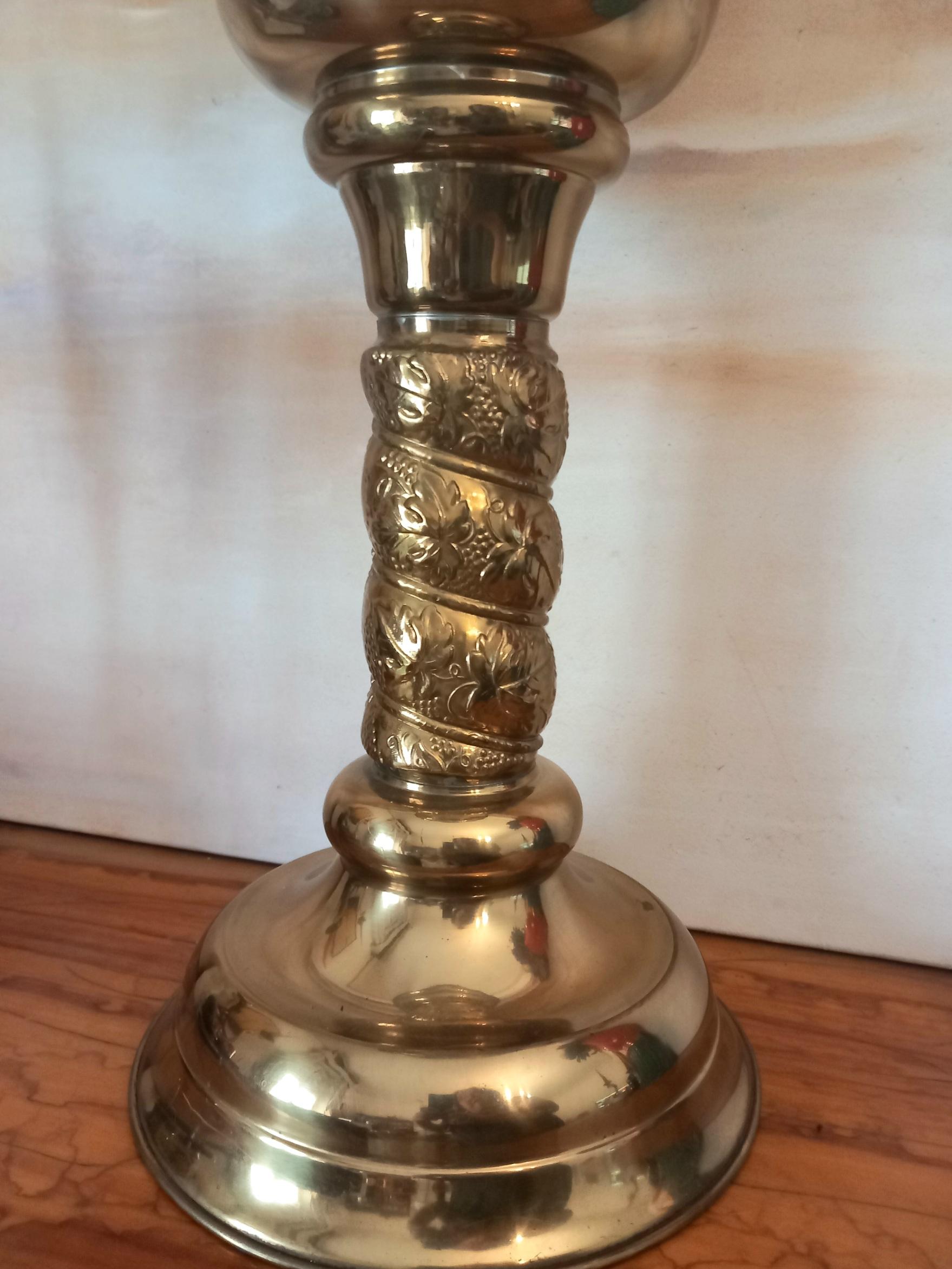 Planter for floor shaped brass cup or chalice Solomonic column In Excellent Condition For Sale In Mombuey, Zamora
