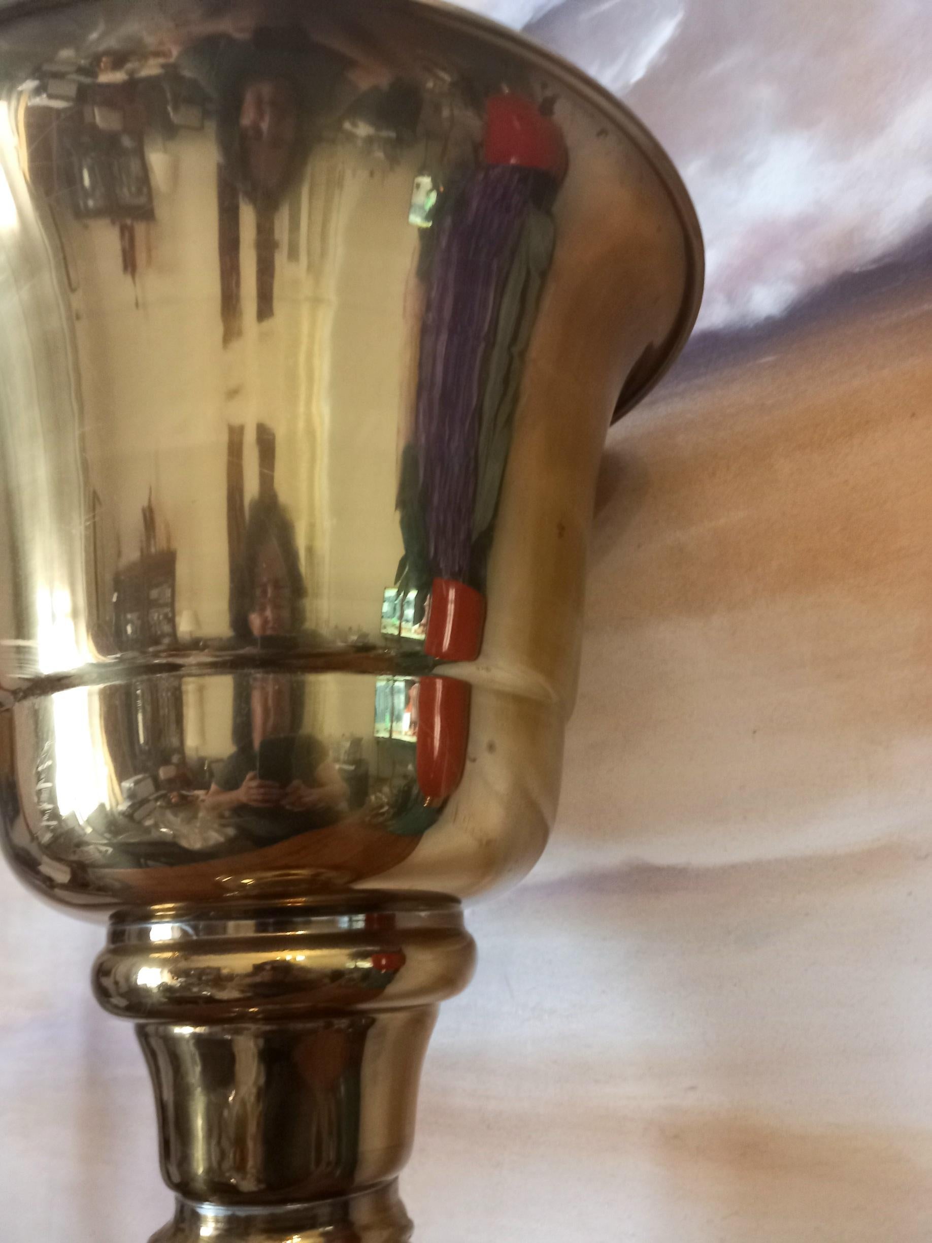 20ième siècle Jardinière pour tasse ou calice en laiton en forme de colonne solomonique en vente