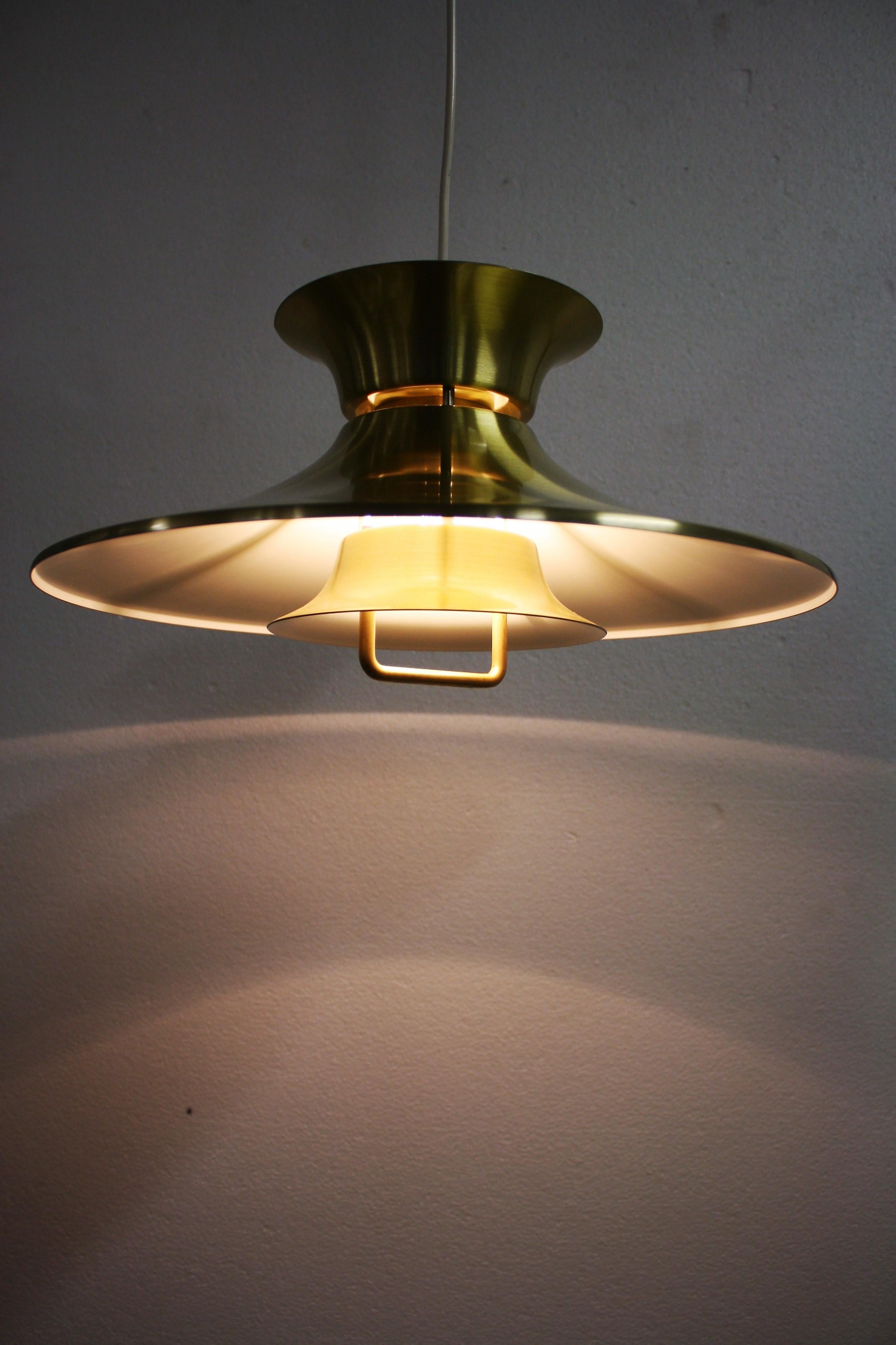 Beautiful midcentury Scandinavian design brass pendant light.

E27/E26 light bulb holder, tested and ready for use.

Denmark, 1970s.

Dimensions:
Height 25 cm/9.80
Diameter 30 cm/11.80.

   
