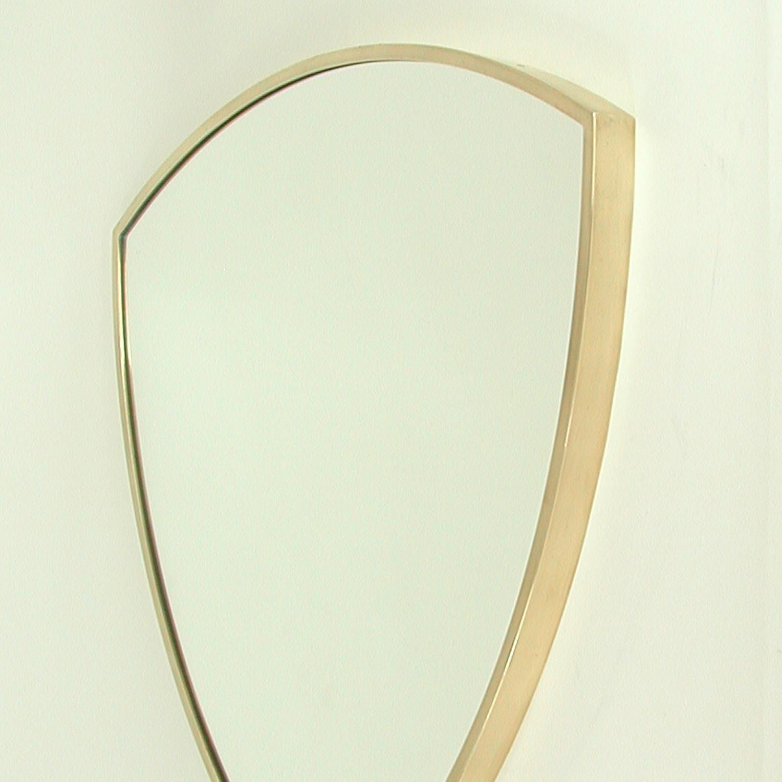 Midcentury Brass Shield Shaped Wall Mirror, Gio Ponti Style, Italy 1950s In Good Condition For Sale In NUEMBRECHT, NRW