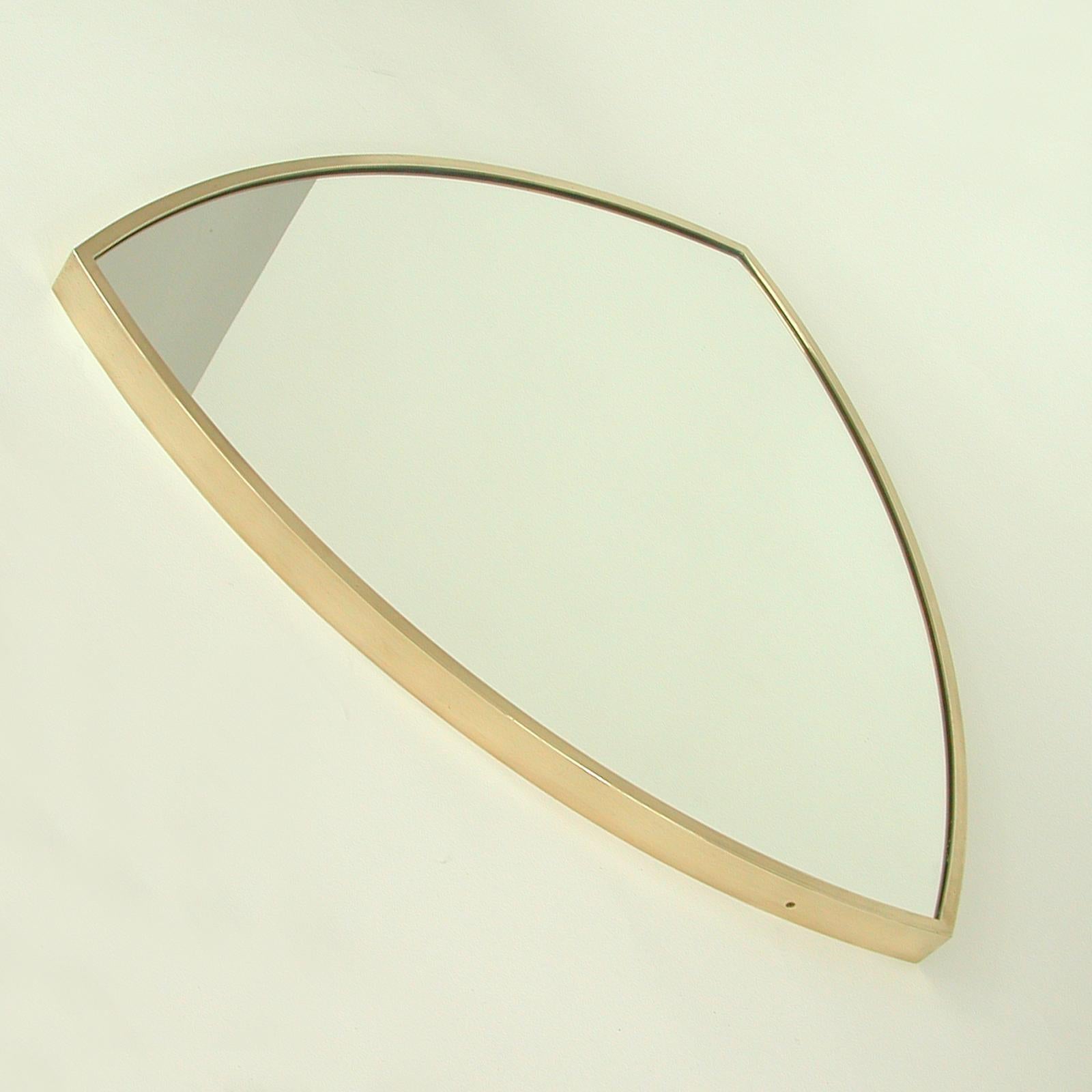 Midcentury Brass Shield Shaped Wall Mirror, Gio Ponti Style, Italy 1950s For Sale 1