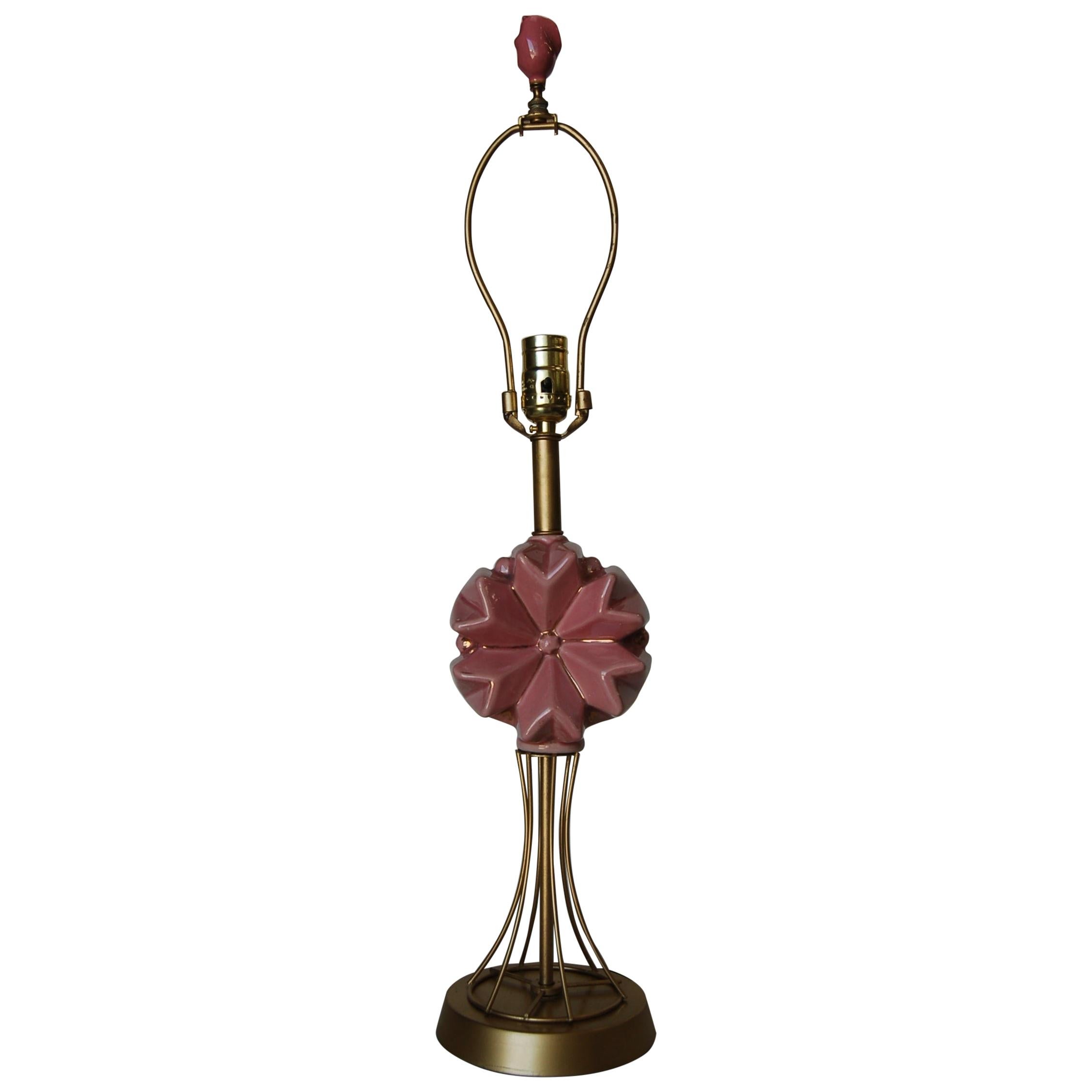 Lámpara de mesa Spindel de latón de mediados de siglo con acento de flor de cerámica en venta
