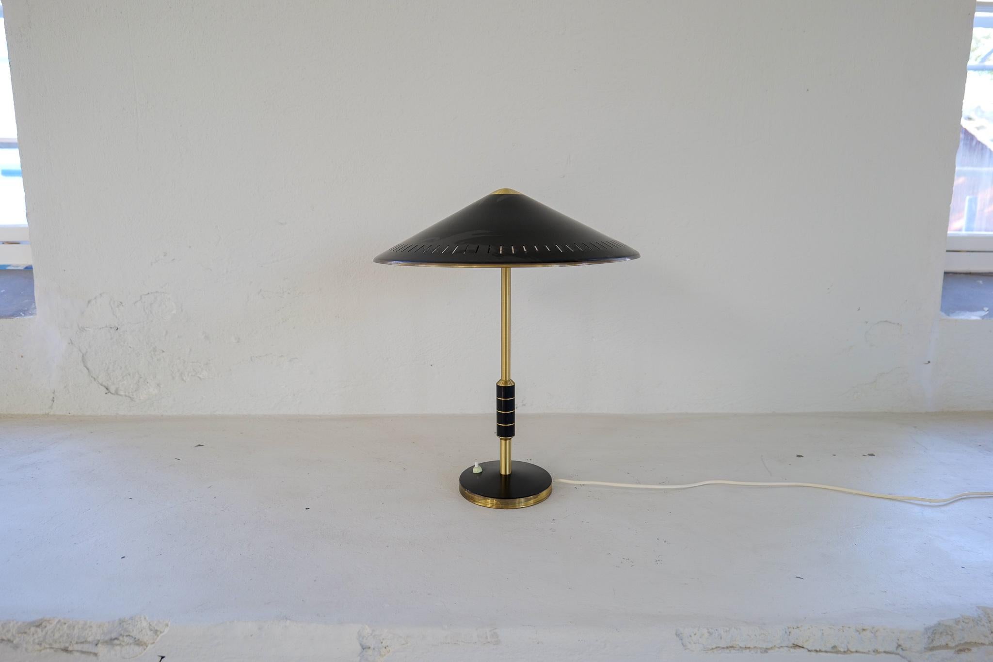Moderne Tischlampe aus der Mitte des Jahrhunderts von Bent Karlby, hergestellt von Lyfa in Dänemark, 1956 (Moderne der Mitte des Jahrhunderts) im Angebot