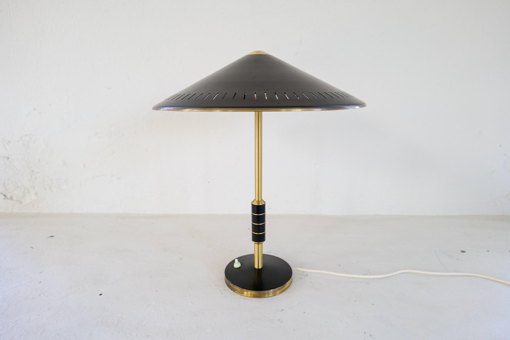 Moderne Tischlampe aus der Mitte des Jahrhunderts von Bent Karlby, hergestellt von Lyfa in Dänemark, 1956 (Mitte des 20. Jahrhunderts) im Angebot