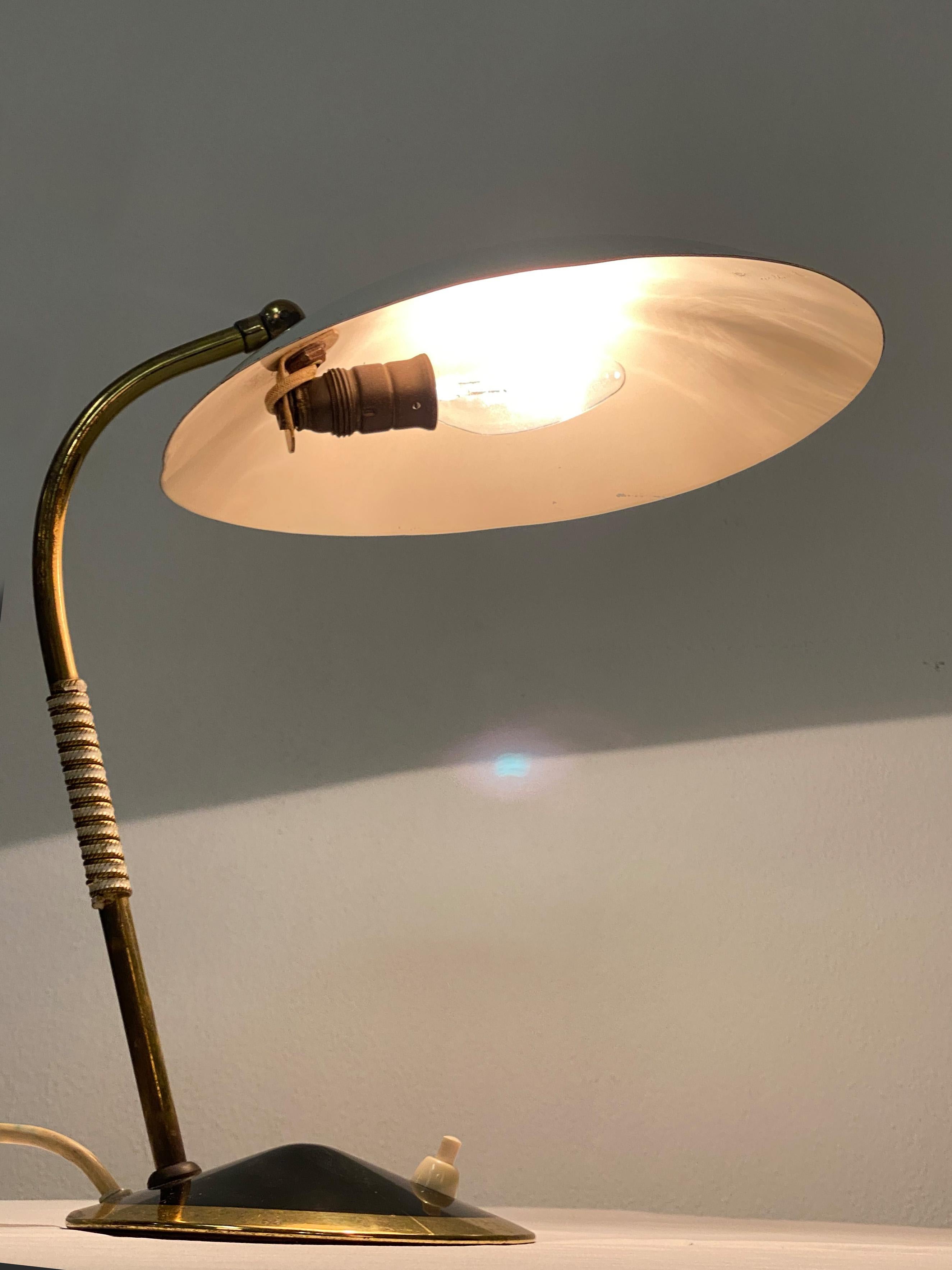 Mid-Century-Tischlampe aus Messing im Angebot 6