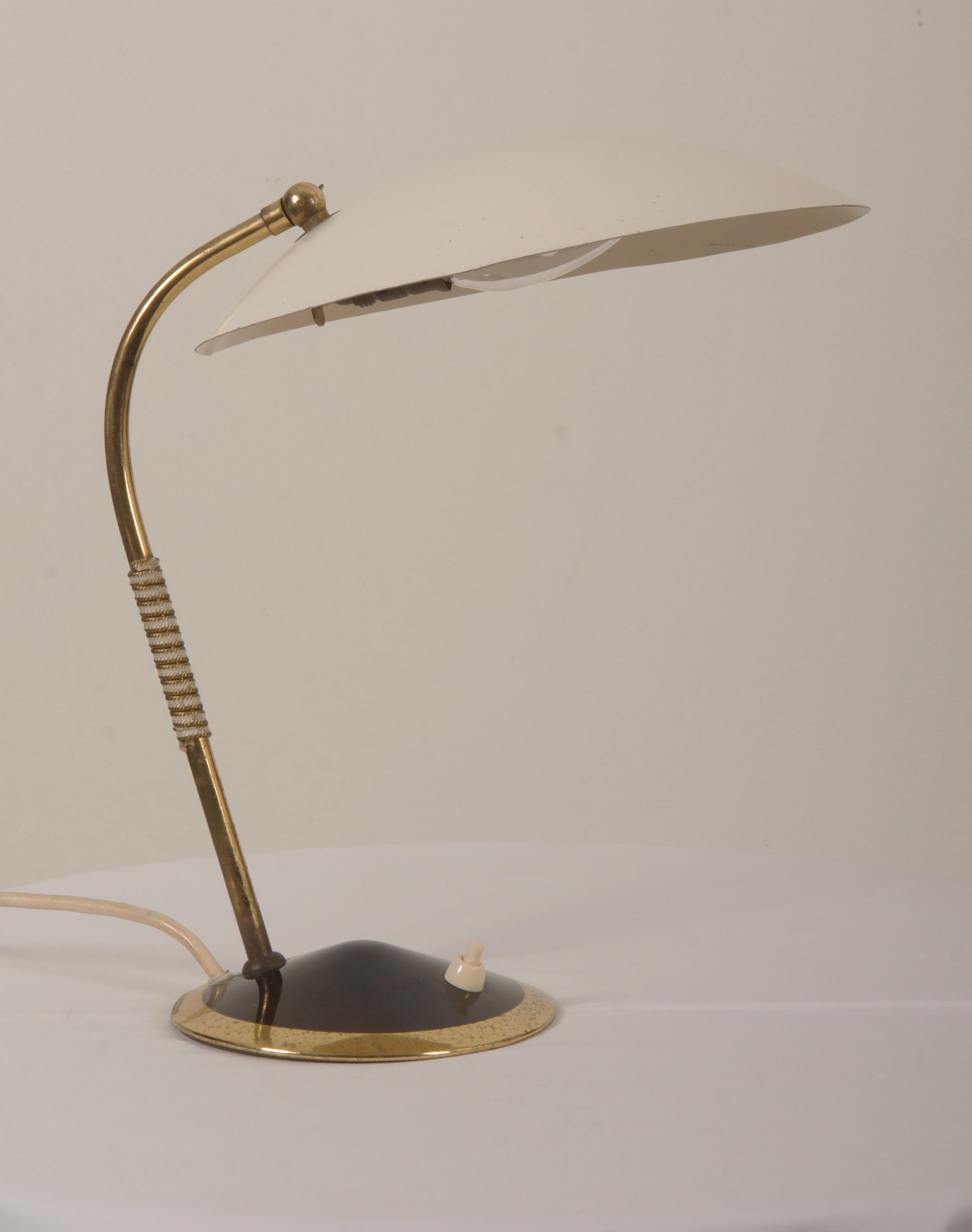 Mid-Century-Tischlampe aus Messing (Moderne der Mitte des Jahrhunderts) im Angebot