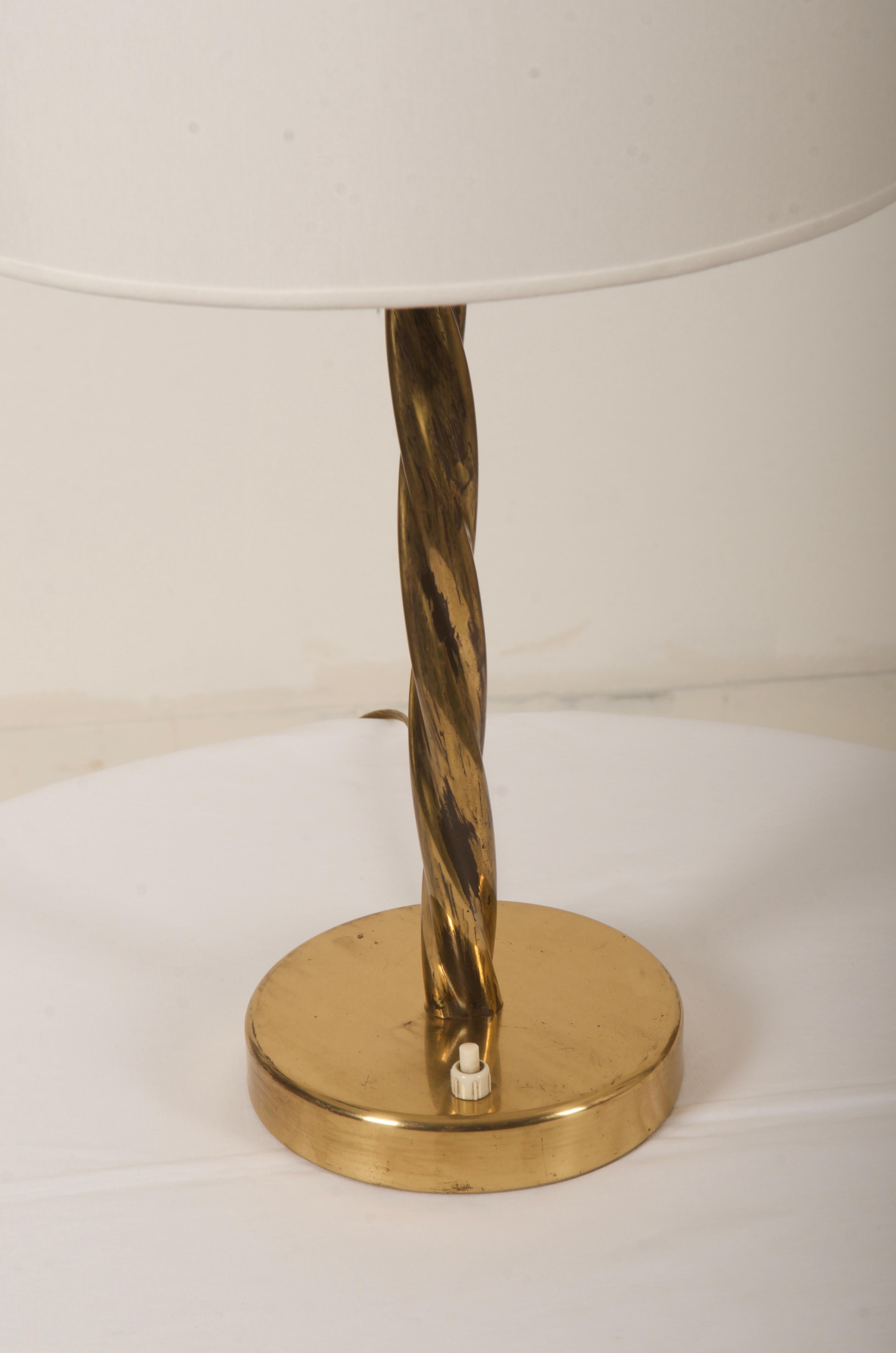 Lampe de table en laiton du milieu du siècle en vente 3