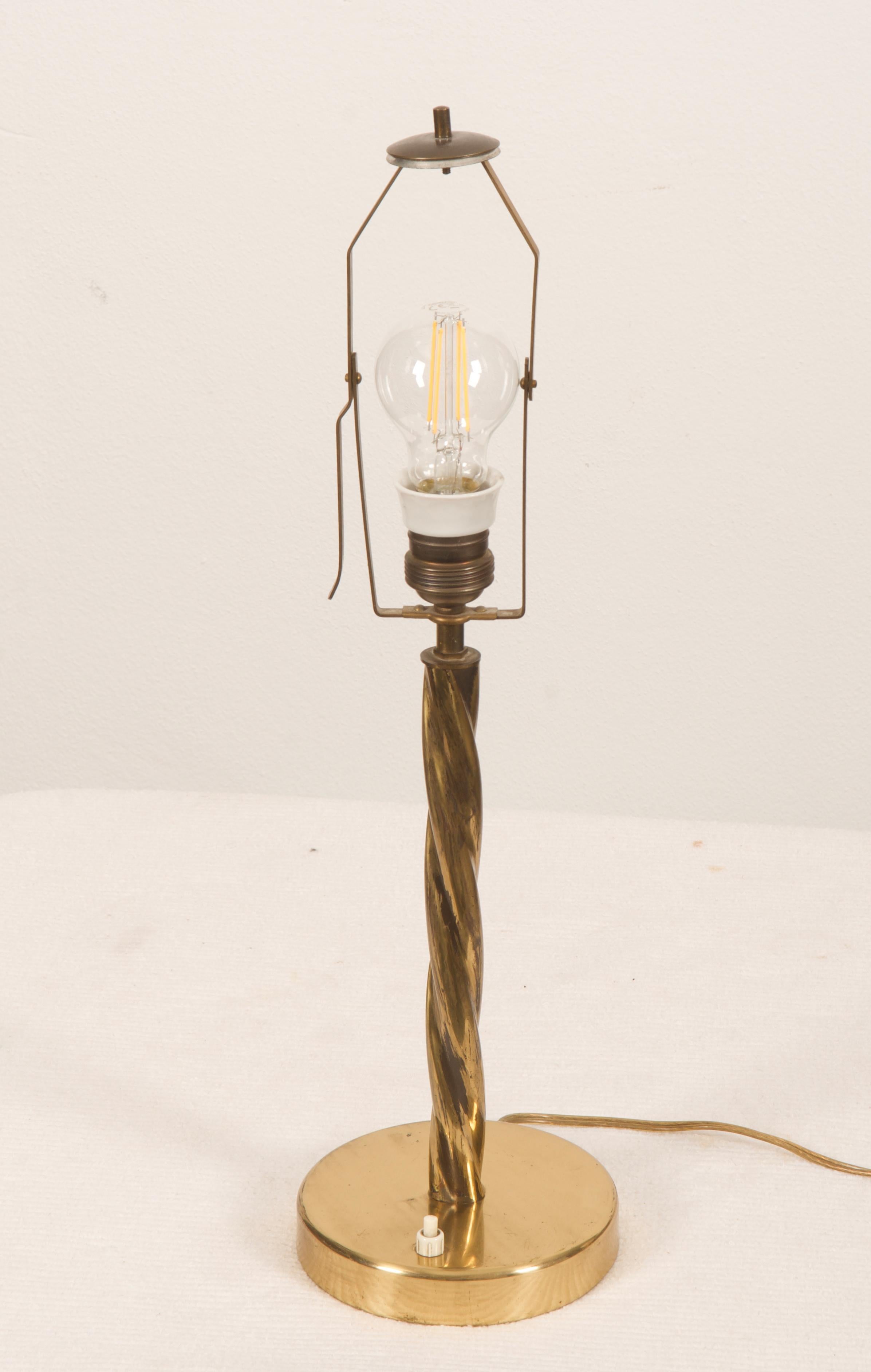 Messing/Stahl-Konstruktion mit einem kegelförmigen Lampenschirm mit einer E27-Fassung. Entworfen um 1950 in Wien.
Schöner Originalzustand.
 
