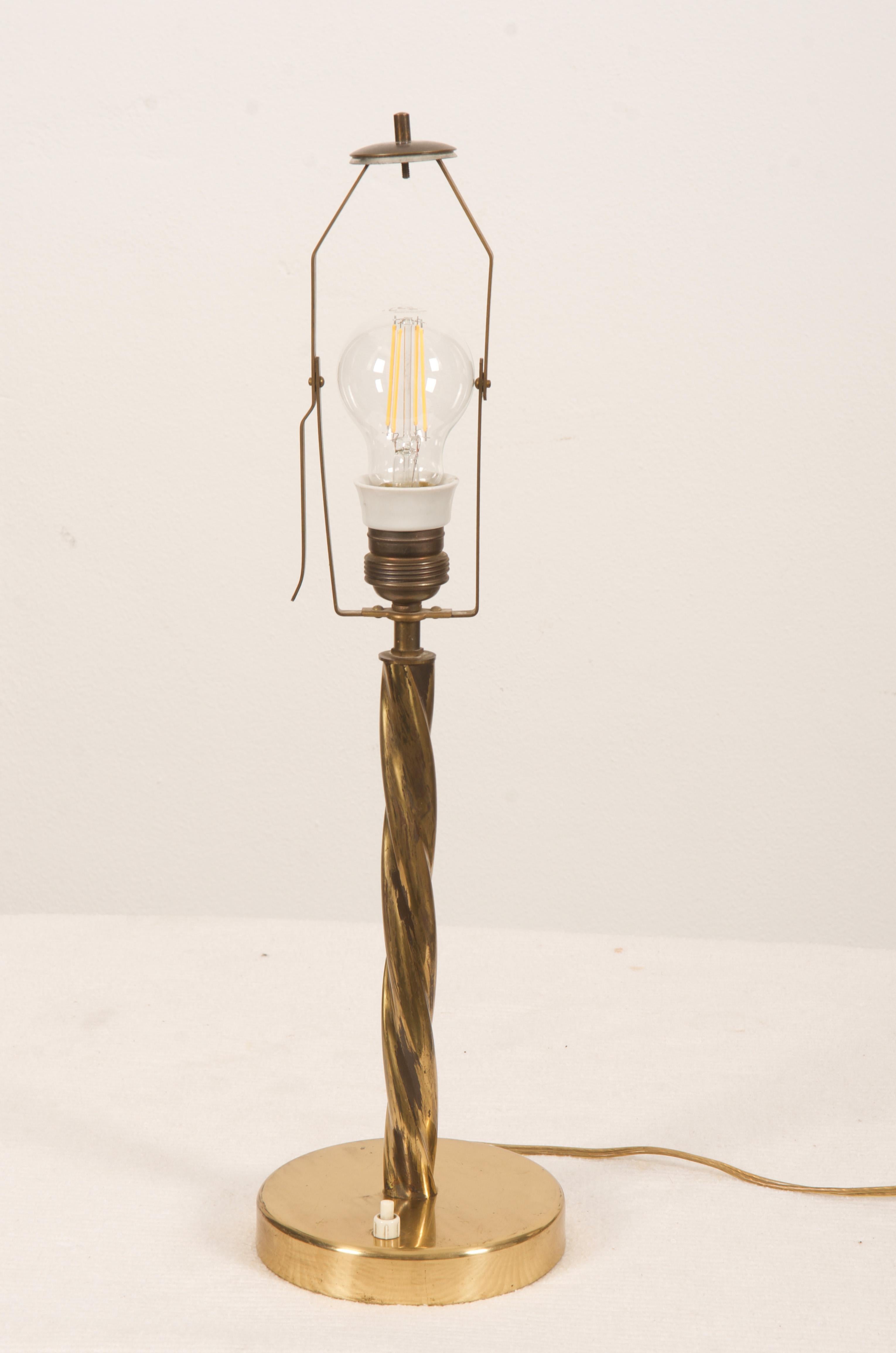 Mid-Century-Tischlampe aus Messing  (Moderne der Mitte des Jahrhunderts) im Angebot
