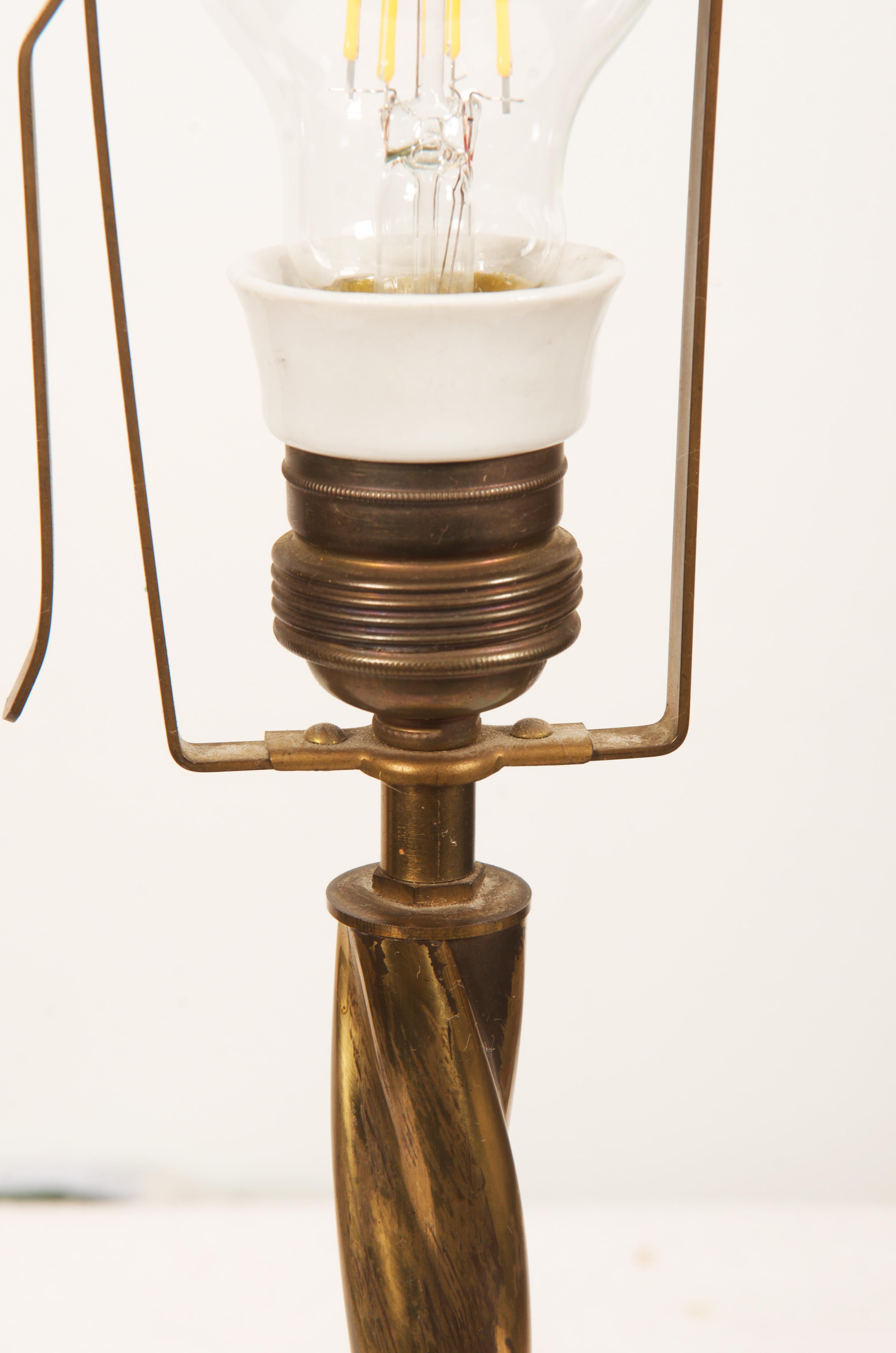 Mid-Century-Tischlampe aus Messing  (Österreichisch) im Angebot