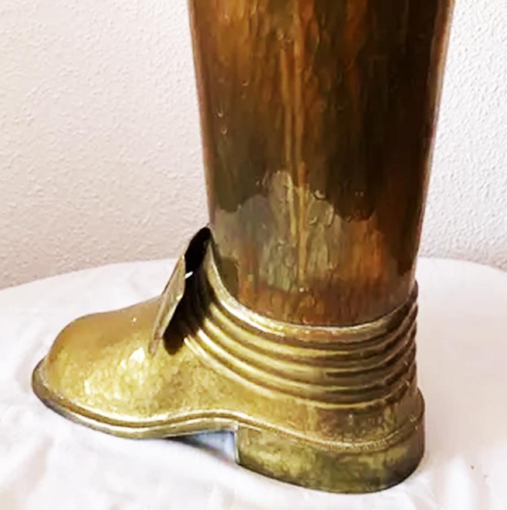 Midcentury brass umbrella stand, boot form

 Made hammered brass, shaped like a very beautiful and elegant boot

Made in Spain 1970s hand-hammered solid brass boot umbrella holder.

Very good conditions.