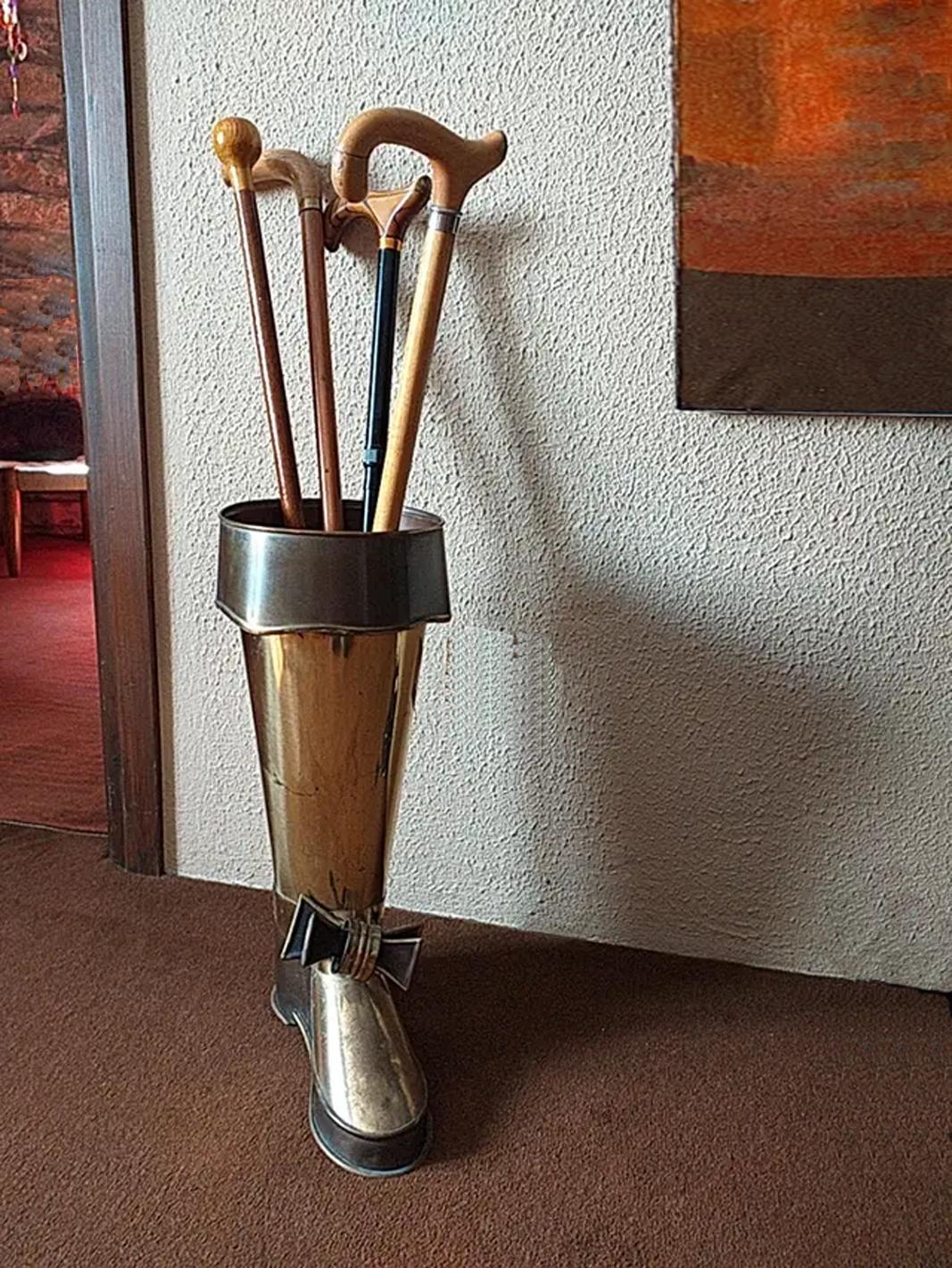 Midcentury brass umbrella stand, boot form

 Made hammered brass, shaped like a very beautiful and elegant boot

Made in Spain 1970s hand-hammered solid brass boot umbrella holder.

Very good conditions.
 