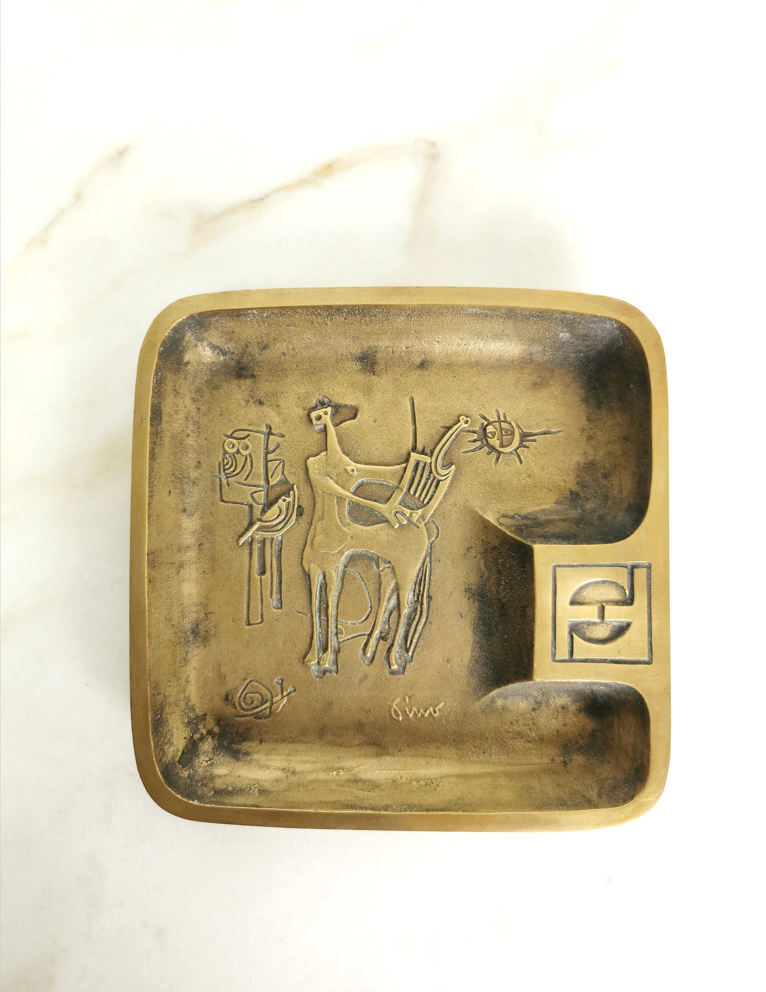 Rare and particular pocket emptier produced in the 60s by the Italian company Fantoni-Casa ufficio-Osoppo. The square-shaped pocket emptier with rounded corners was made of brass with decoration inside by the sculptor Joan Mirò.
