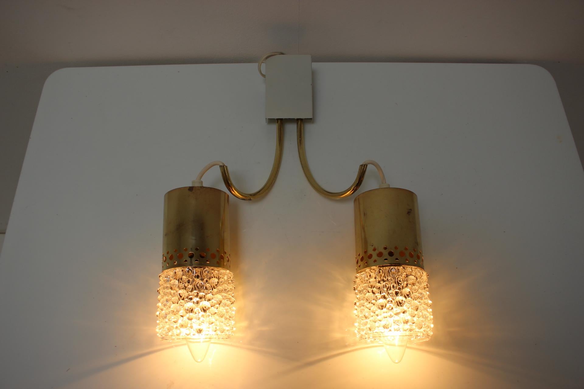 Mid-century double lampshade brass wall lamp, made in Germany, in the 1970's.
Made of brass and glass.
Repolished, cleaned, shows signs of wear and age (patina, scratches, etc.)
Fully functional.