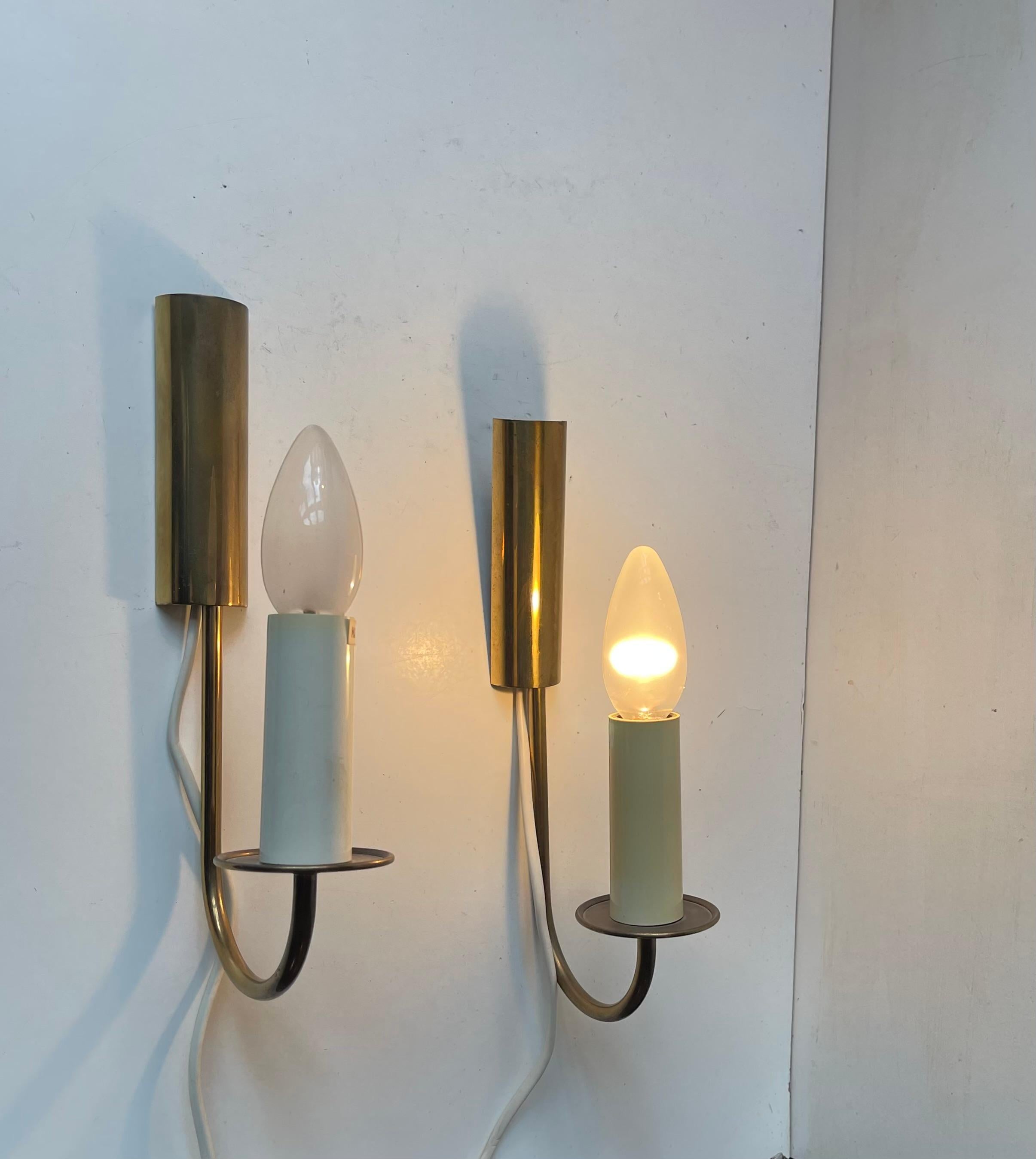 Un par de apliques modernos daneses de diseño elegante fabricados en latón. Fabricado y diseñado por Lyskær Belysning en Dinamarca y con un estilo que recuerda a Pierre Forsell. Medidas: H: 26 cm.
