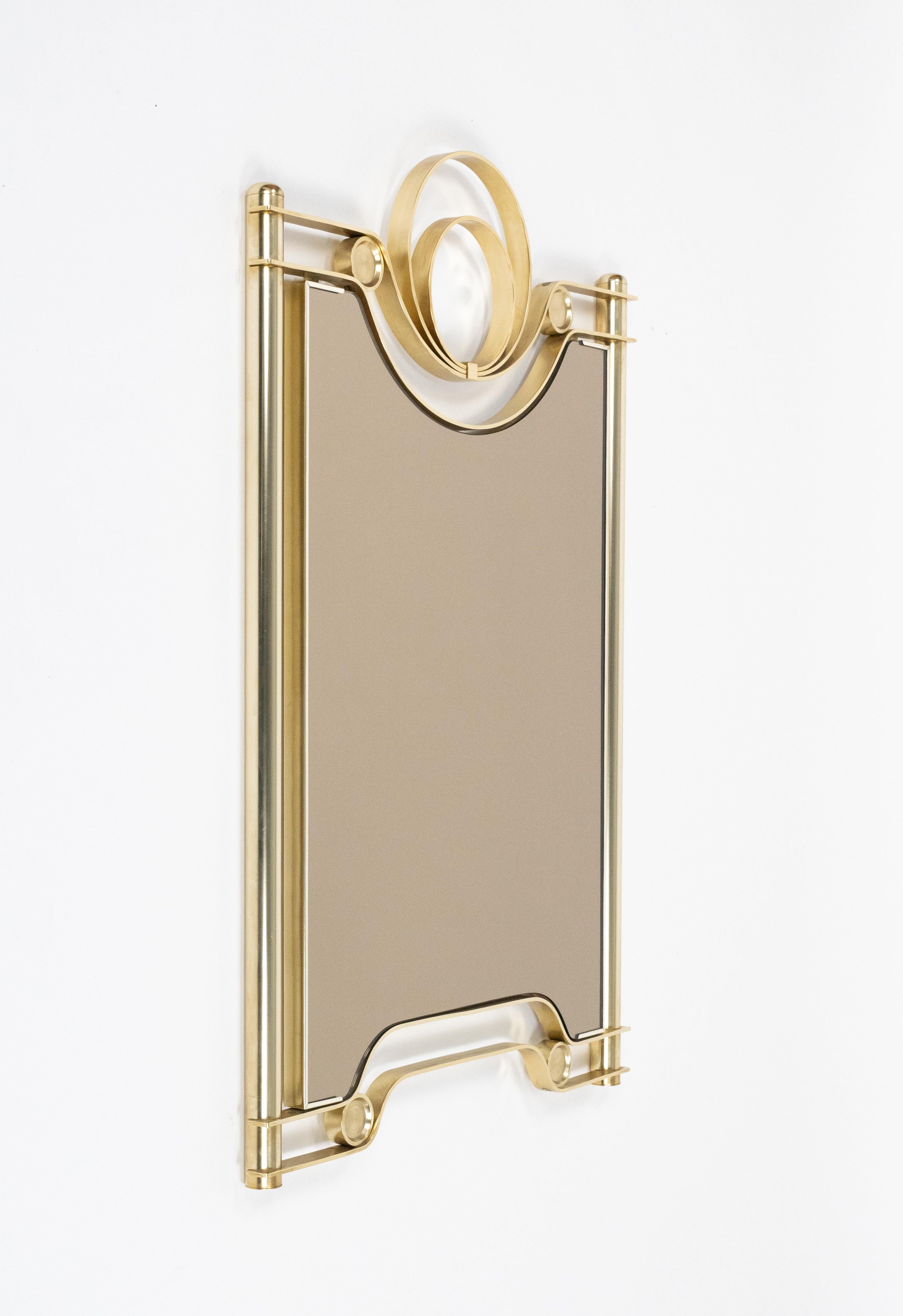 Increíble espejo ahumado de pared de latón curvado de mediados de siglo Atribuido a Luciano Frigerio.

Fabricado en Italia en la década de 1970.


La forma rectangular del espejo con marco de metal retorcido tiene un aspecto clásico y atemporal que