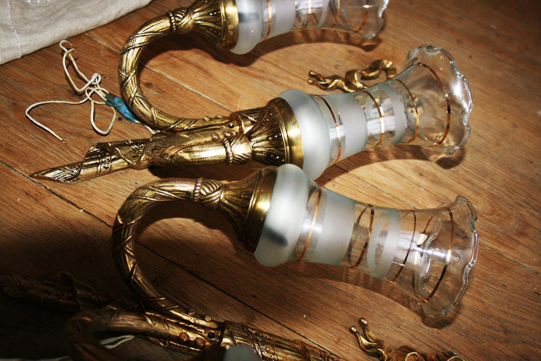  Wandleuchter mit zwei Lights, Louis XVI Stil Goldene Bronze oder Messing Paar (Französisch) im Angebot