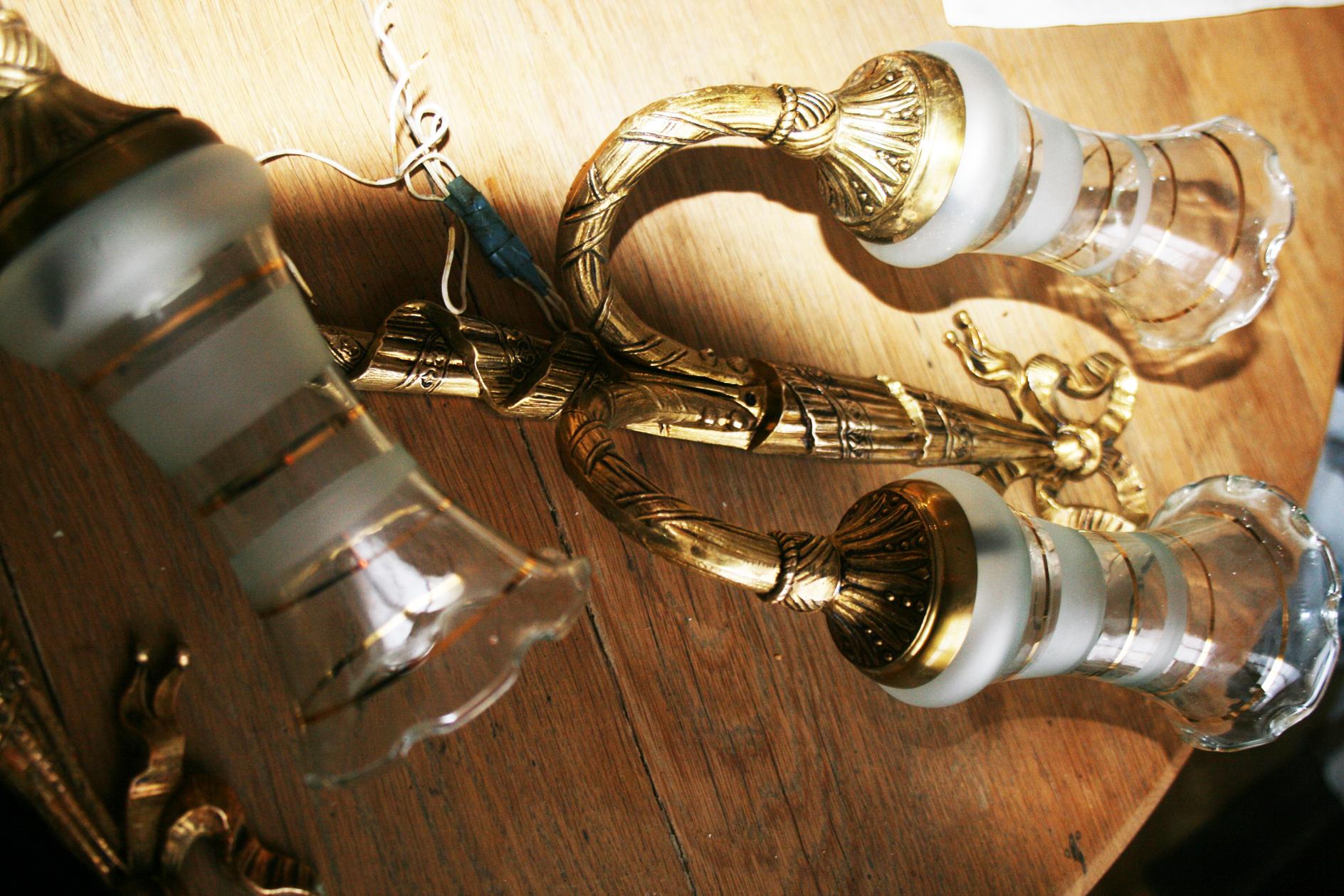  Wandleuchter mit zwei Lights, Louis XVI Stil Goldene Bronze oder Messing Paar im Angebot 1