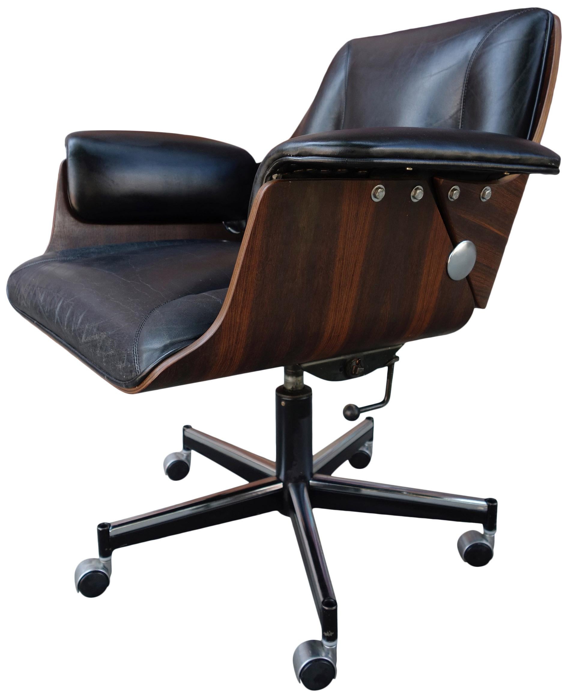 For your consideration is this exceptional designed Probjeto executive office chair by Carlo Fongaro manufactured by Dinamarquesa, Brazil. All original leather in great vintage condition. With height, tilt, and swivel adjustments. Featuring a bent