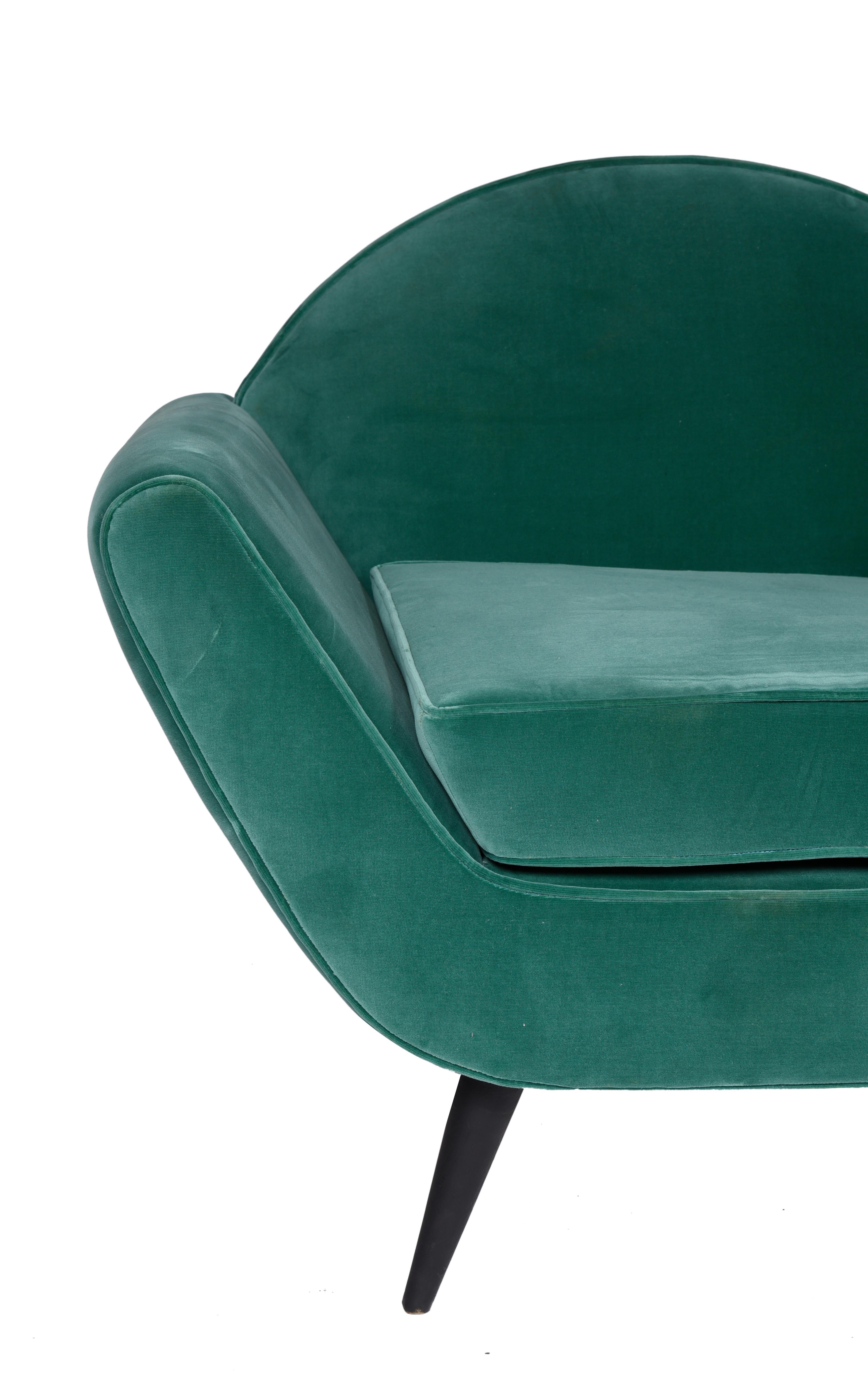 Rapizzardi Midcentury Brazilian Armchair in Velvet and Wood, 1950s

Armchair with green velvet upholstery designed by G. Rapizzard in the mid-1950s, a designer still unknown in the Brazilian market.
Its wide structure and its art deco style design