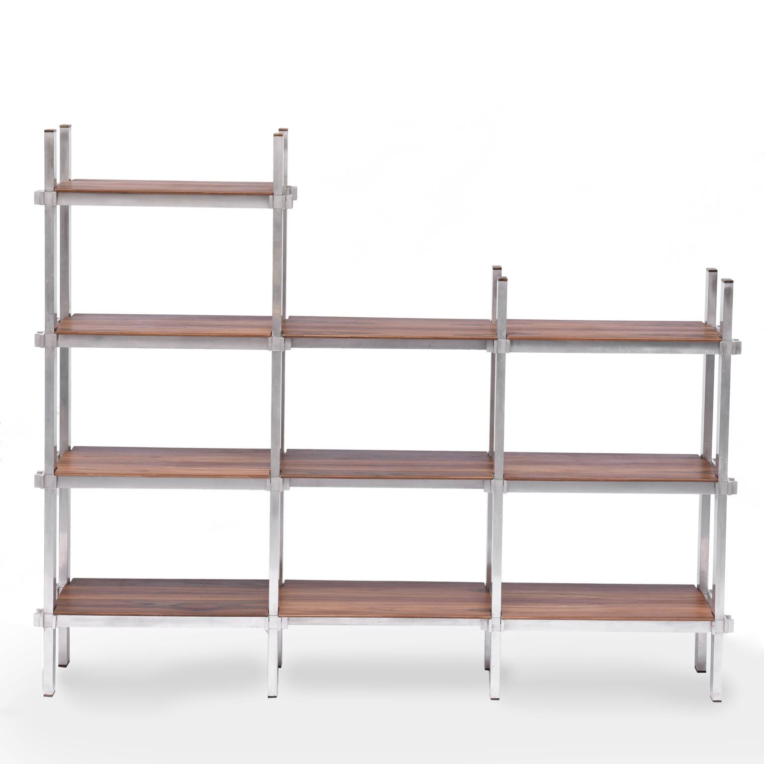 Midcentury Brazilian bookcase with structure in aluminum and plywood, 1960s

Bookcase structure composed of plywood with aluminum structure, supporting three shelfs and a fourth shelf.