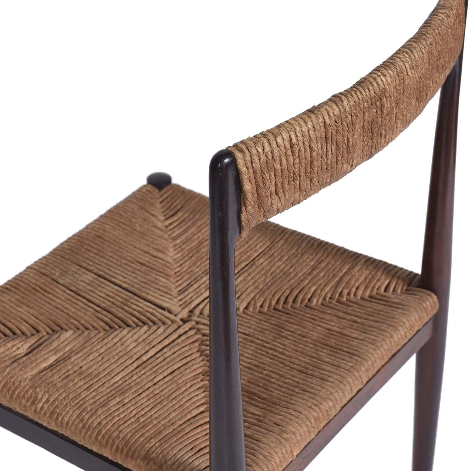 Mid-Century Brazilian Chair with Brazilian Wood and Cattail, 1950s In Good Condition For Sale In Sao Paulo, SP