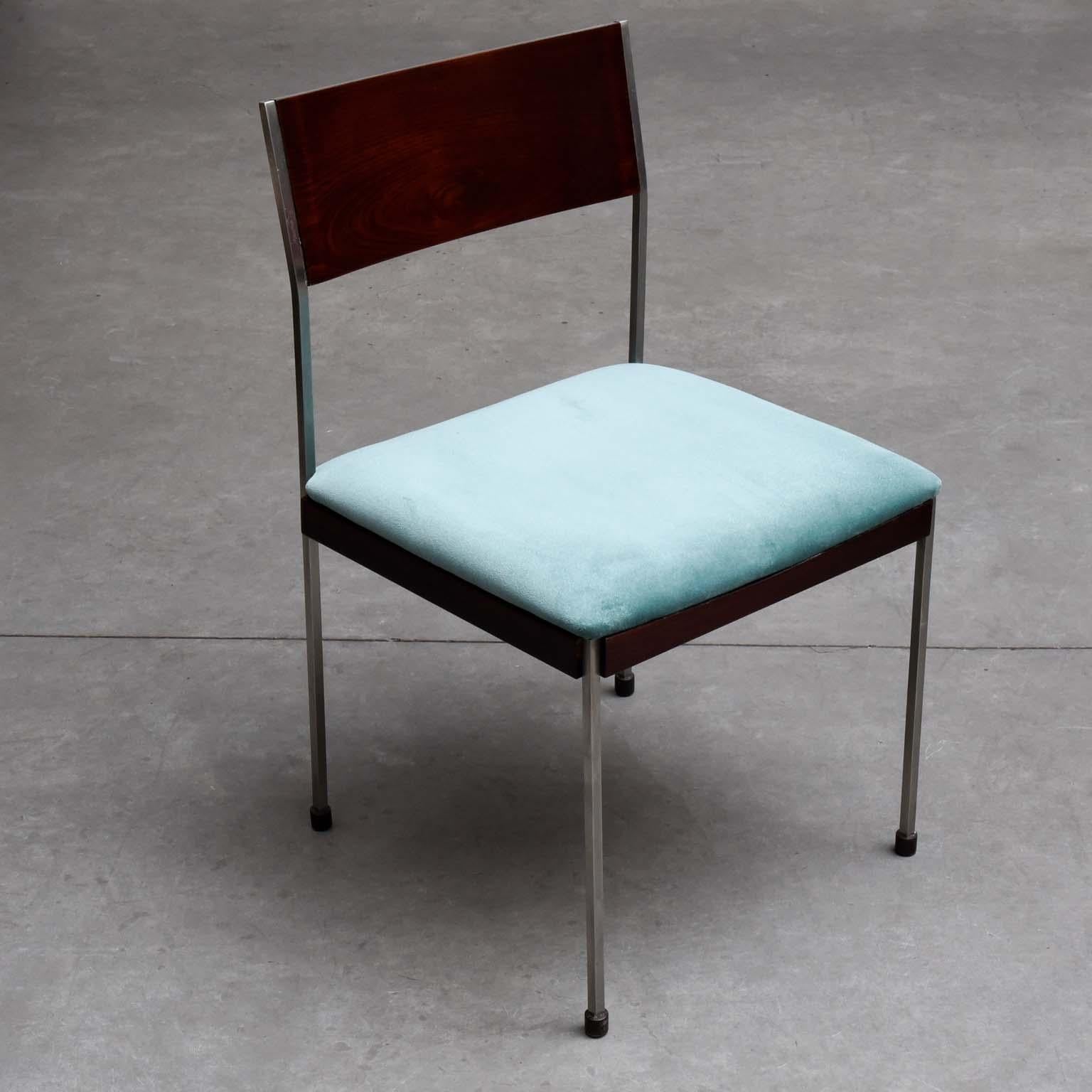 Midcentury Brazilian chair with stainless steel and rosewood structure, 1960s

Incredibly Minimalist and beautiful, this chair model has its structure all built in stainless steel and the highlight in the rosewood backrest.
