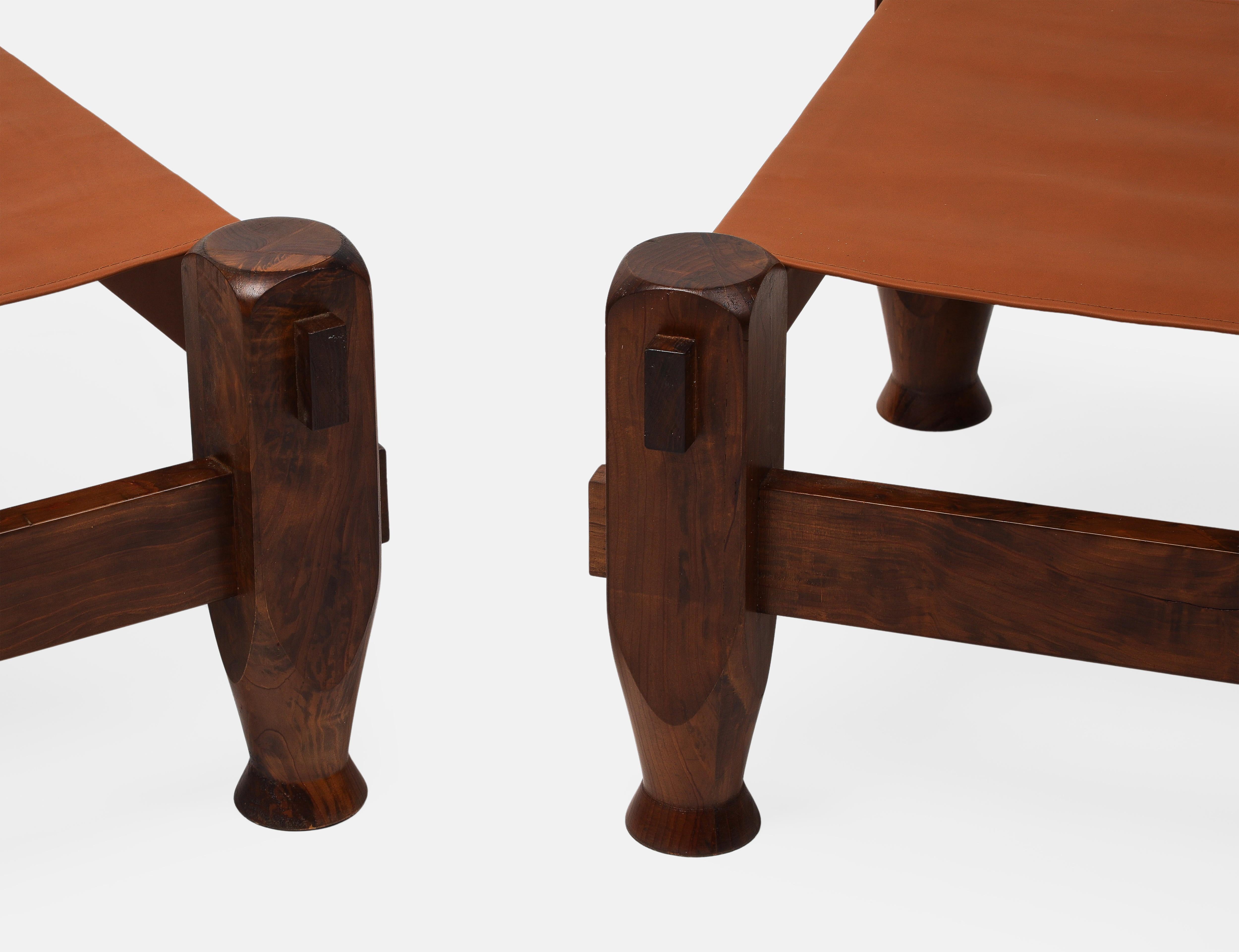 Pareja de taburetes cuadrados grandes de pino y cuero de silla de montar, modernos brasileños de mediados de siglo en venta 2