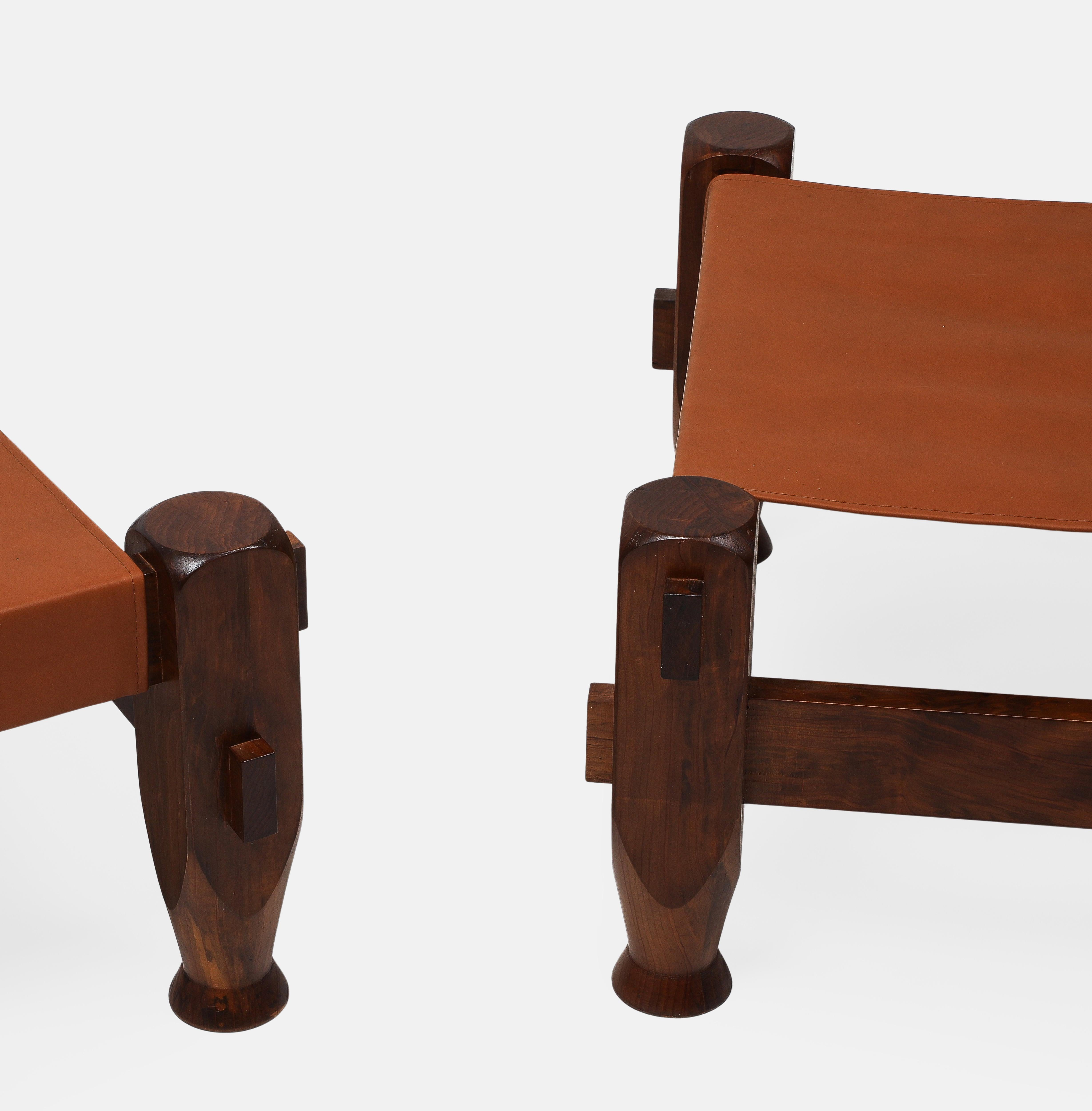 Pareja de taburetes cuadrados grandes de pino y cuero de silla de montar, modernos brasileños de mediados de siglo en venta 3