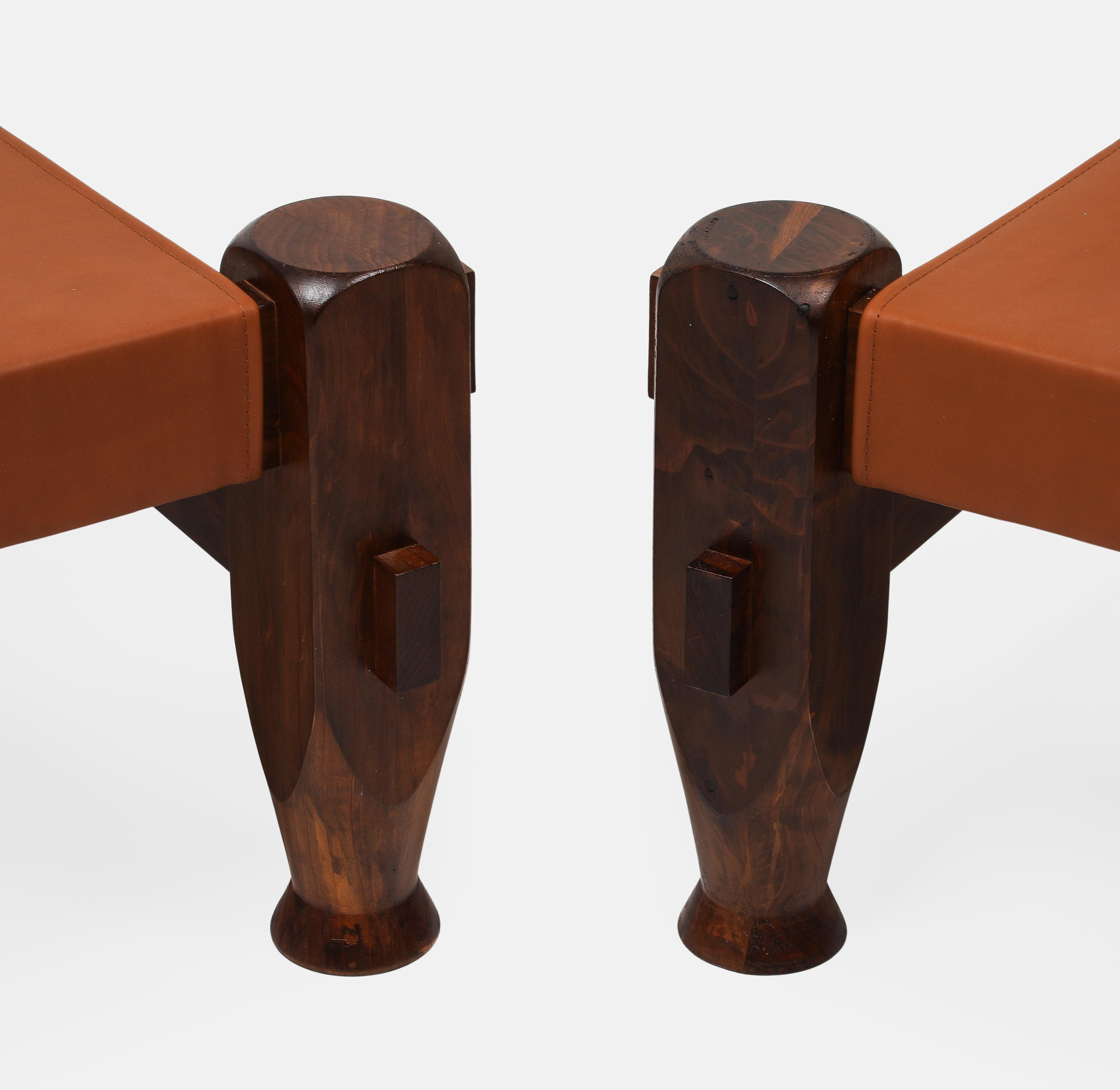 Pareja de taburetes cuadrados grandes de pino y cuero de silla de montar, modernos brasileños de mediados de siglo en venta 4