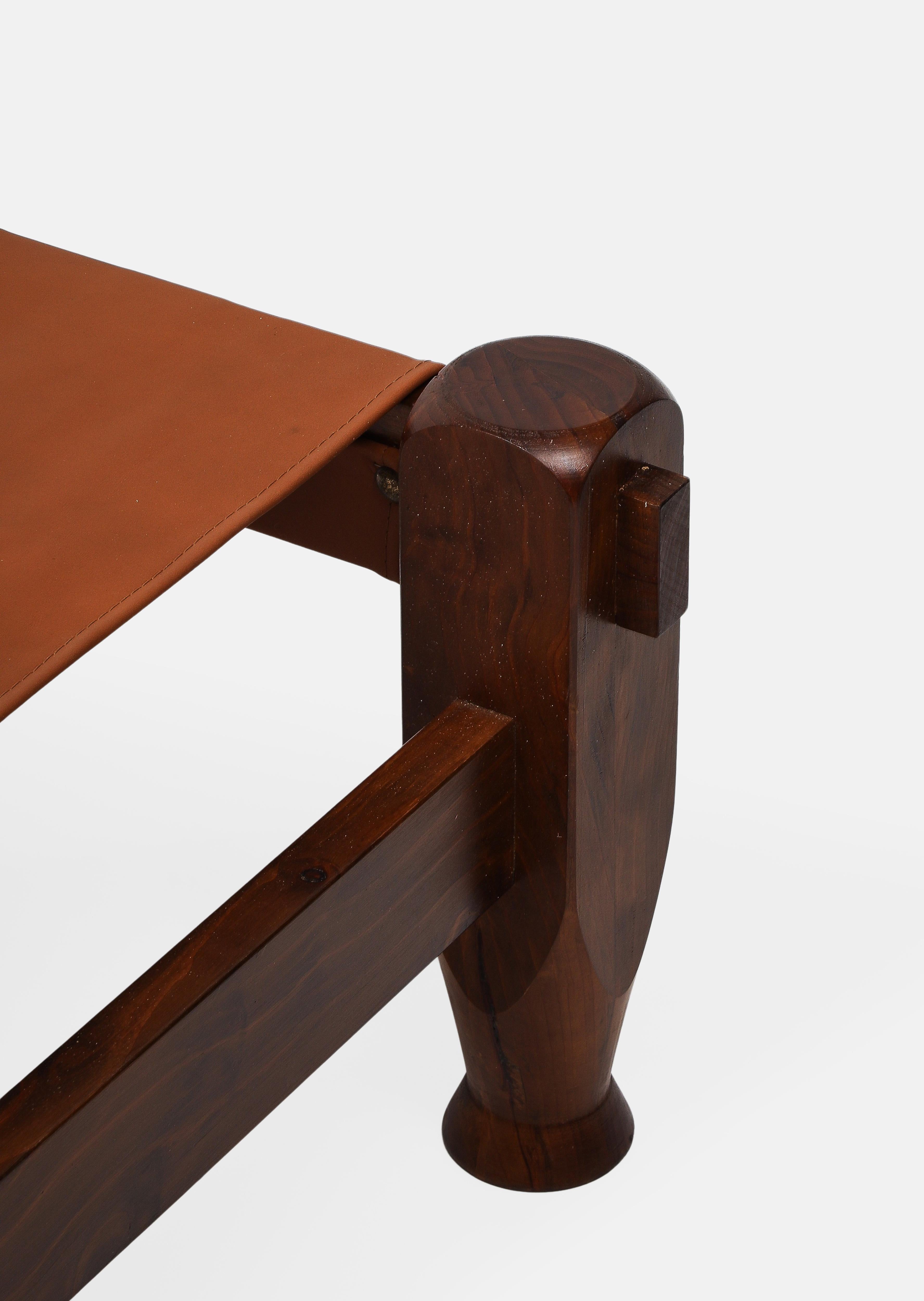 Pareja de taburetes cuadrados grandes de pino y cuero de silla de montar, modernos brasileños de mediados de siglo en venta 5
