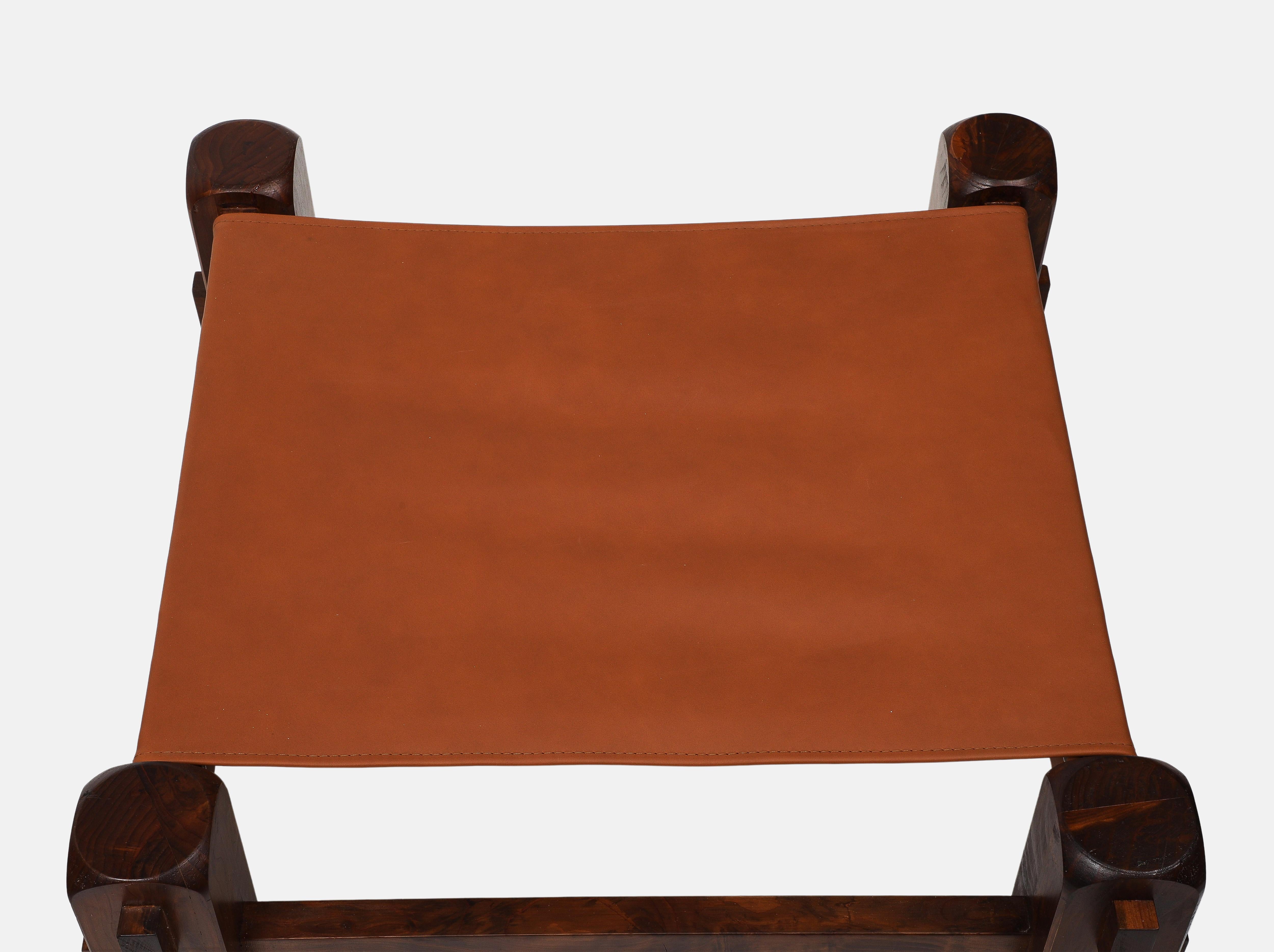 Pareja de taburetes cuadrados grandes de pino y cuero de silla de montar, modernos brasileños de mediados de siglo en venta 6