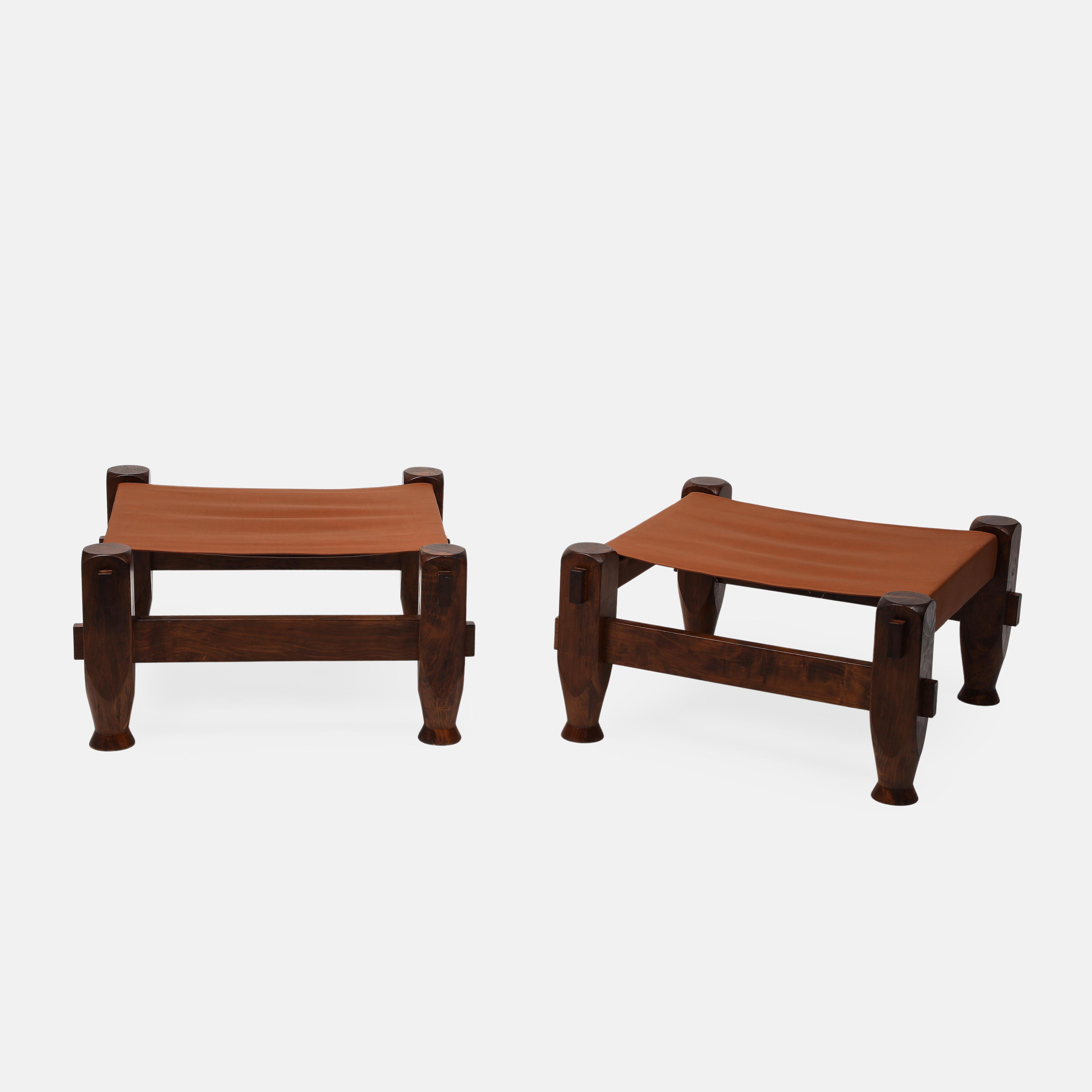 Raro par de taburetes cuadrados modernistas brasileños con armazón de pino teñido y asientos de cuero de silla de montar, años 50.  Estos taburetes increíblemente elegantes son de gran tamaño, con un diseño de madera bellamente tallada, y