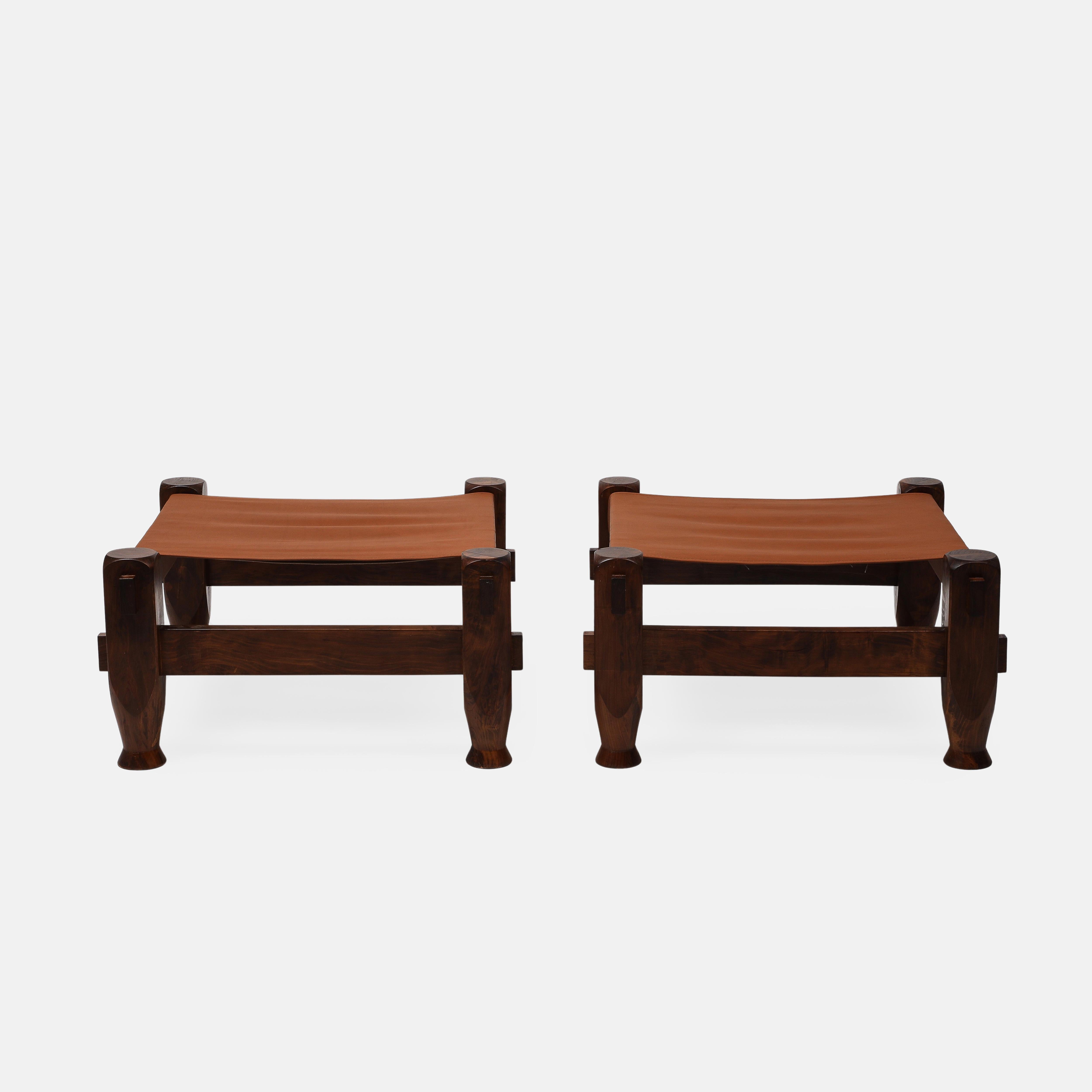 Pareja de taburetes cuadrados grandes de pino y cuero de silla de montar, modernos brasileños de mediados de siglo Moderno de mediados de siglo en venta